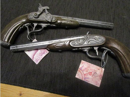 Dwa dekoracyjne pistole perkusyjne