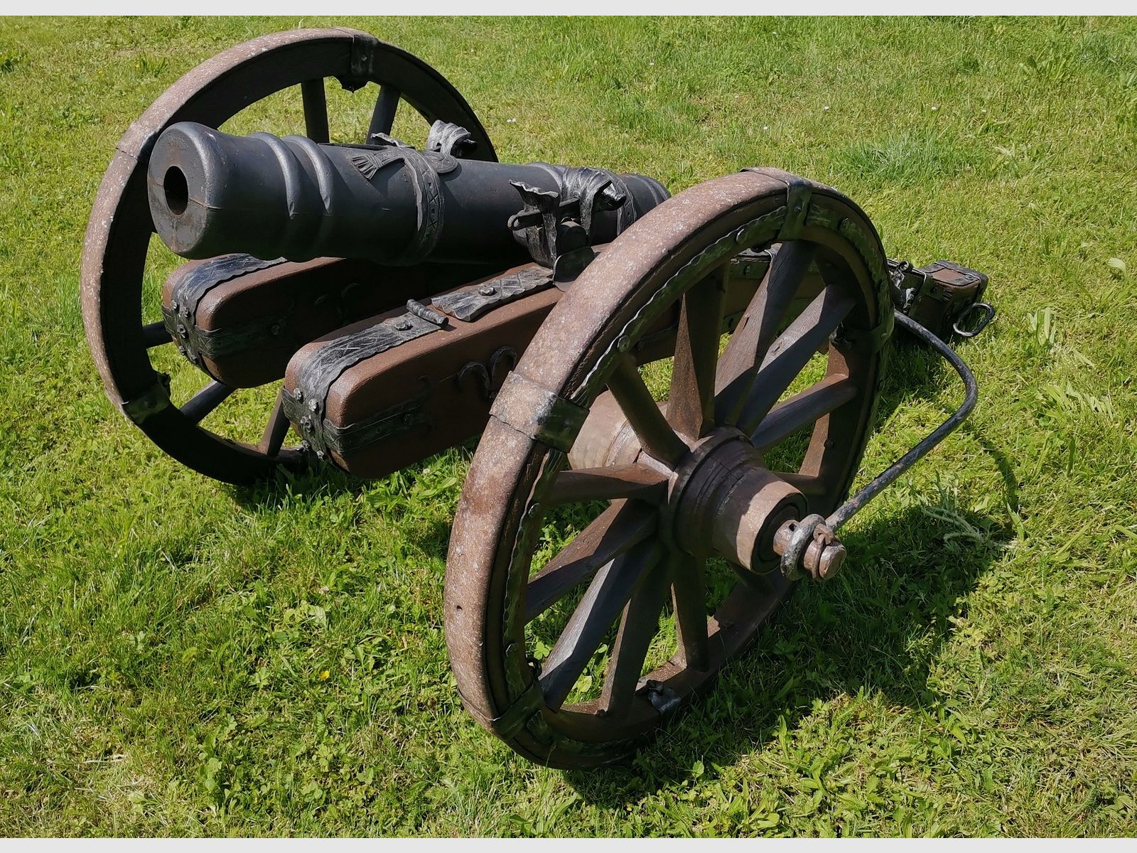 Grande XXL canon à pétards avec un travail de forge très élaboré et un nouveau canon à chargement par la bouche.