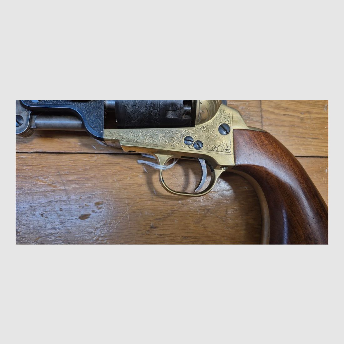 Schöner Schwarzpulverrevolver Colt 1851 von Pietta — Modell „Navy Yank“ — Kal. 36 — Luxusversion — Gehäuse und Lauf graviert — 100% schwarze Brünierung — Perfekte Mechanik — Waffe gestempelt BF (1995) — Ausgezeichneter Zustand — TBE+, Bild 4 von 23