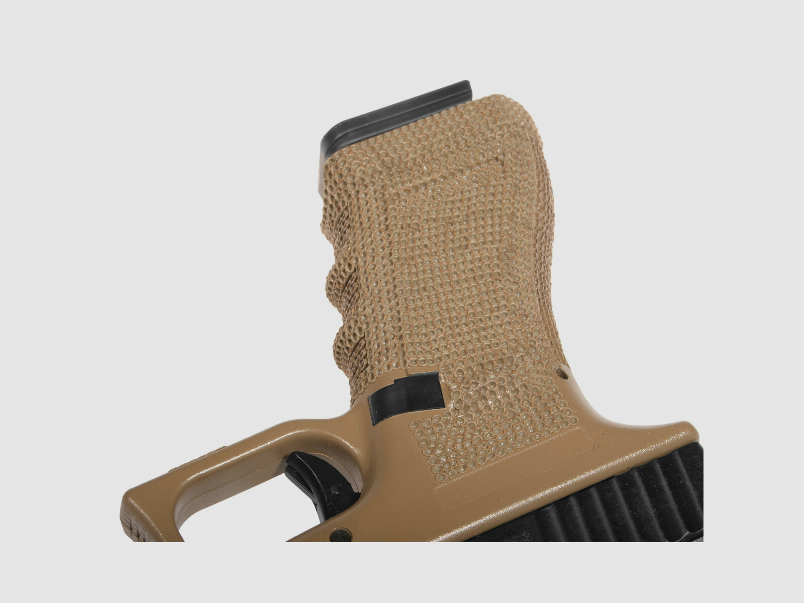 P04 GBB Airsoft Pistole in Tan | Delta Armory