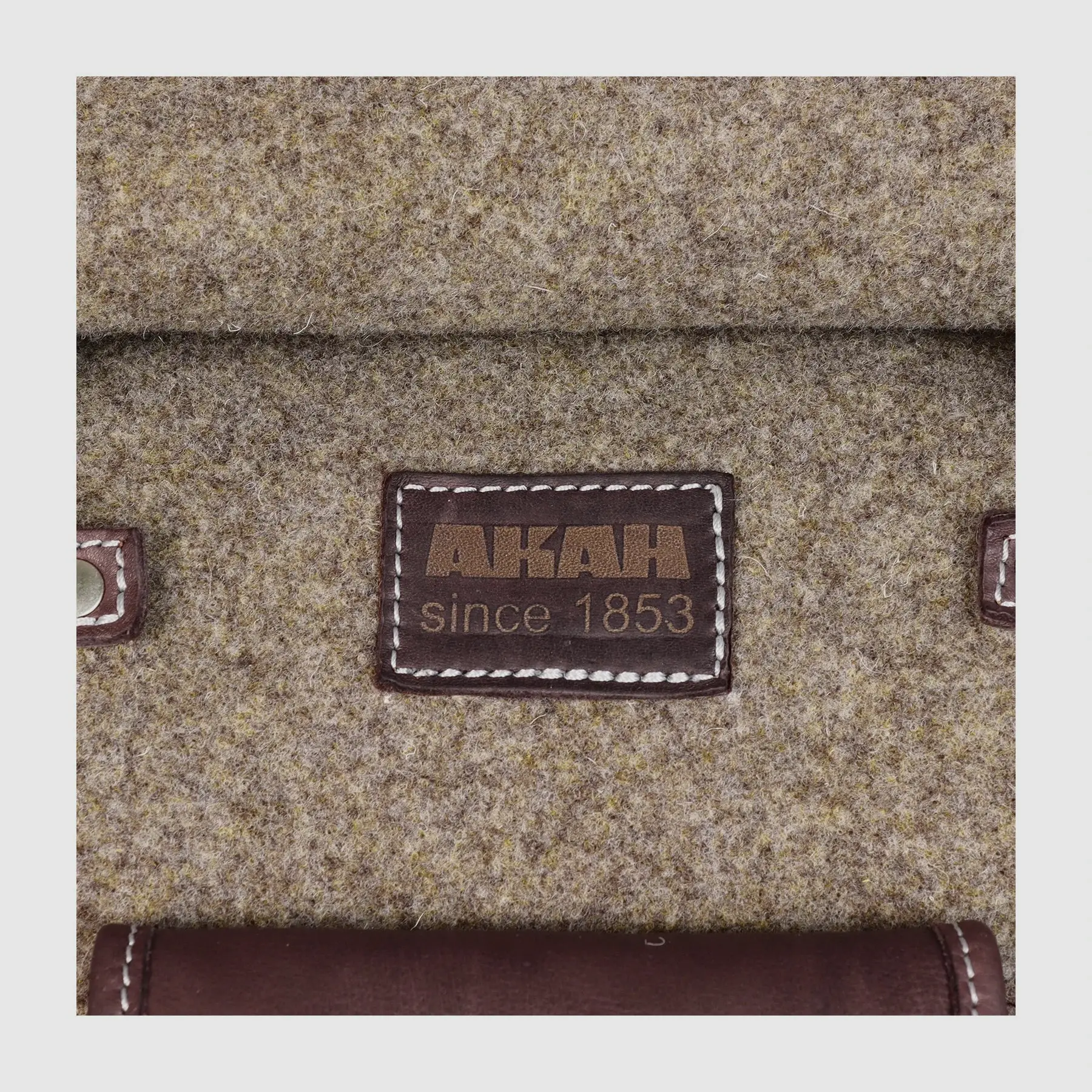 AKAH Rolltop-Rucksack aus Wollfilz und Olivenleder, Bild 5 von 10