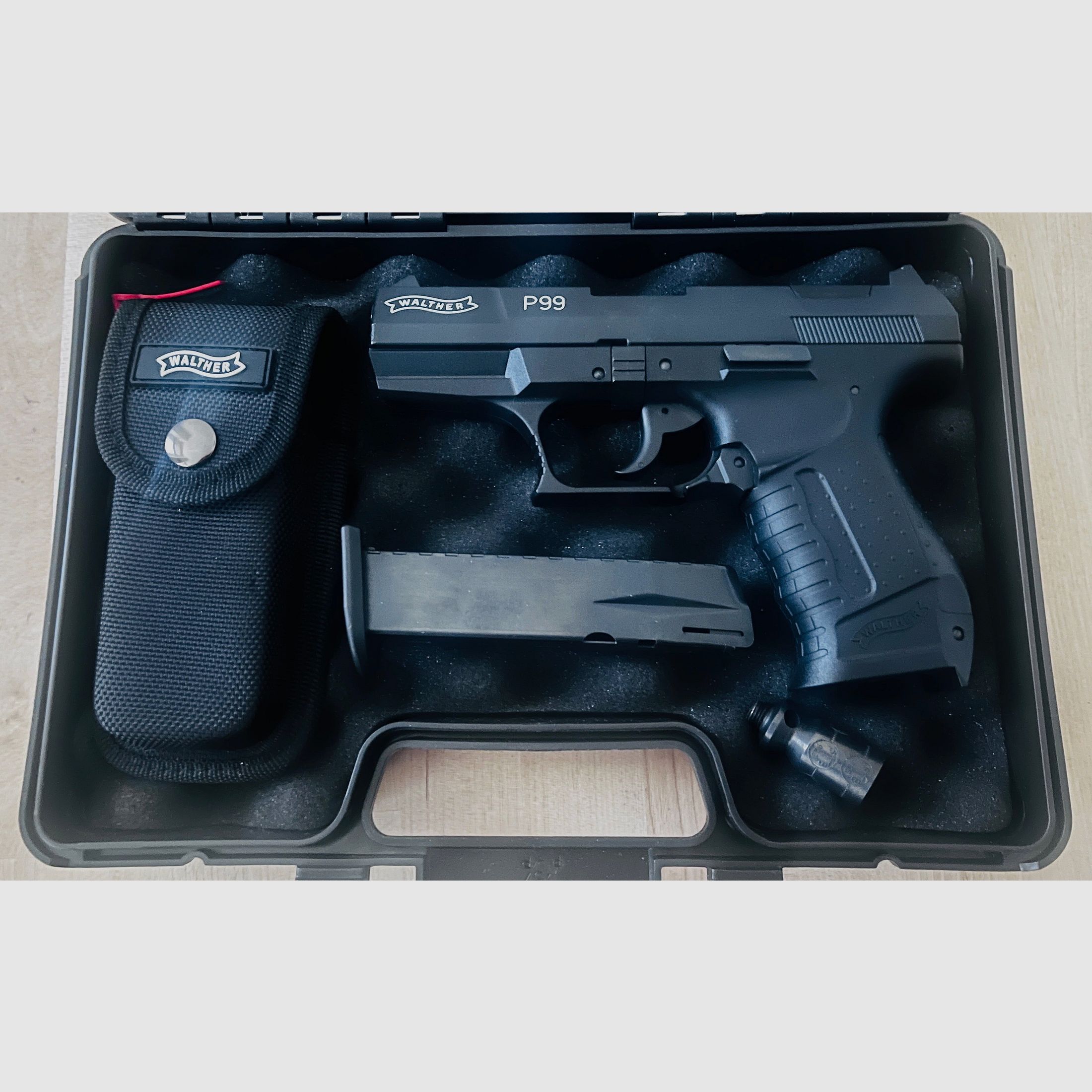 Walther P99 P.A.K - Z nożem Walther P99 i walizką