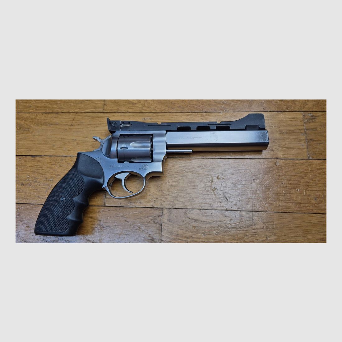 Selten Revolver Ruger GP 100 „Custom“ – Modell mit 6 Zoll Lauf – Seltene Anpassung mit schwerem Lauf ABOM in Deutschland – Vollstahl-Schiene mit verstellbarer Visierung und Wichita Korn aus 100% Stahl – Kal. 357Magnum / 38 special – Waffe aus September 1992 – Seltene Ruger Anpassung – TBE/TBE+, Bild 24 von 30