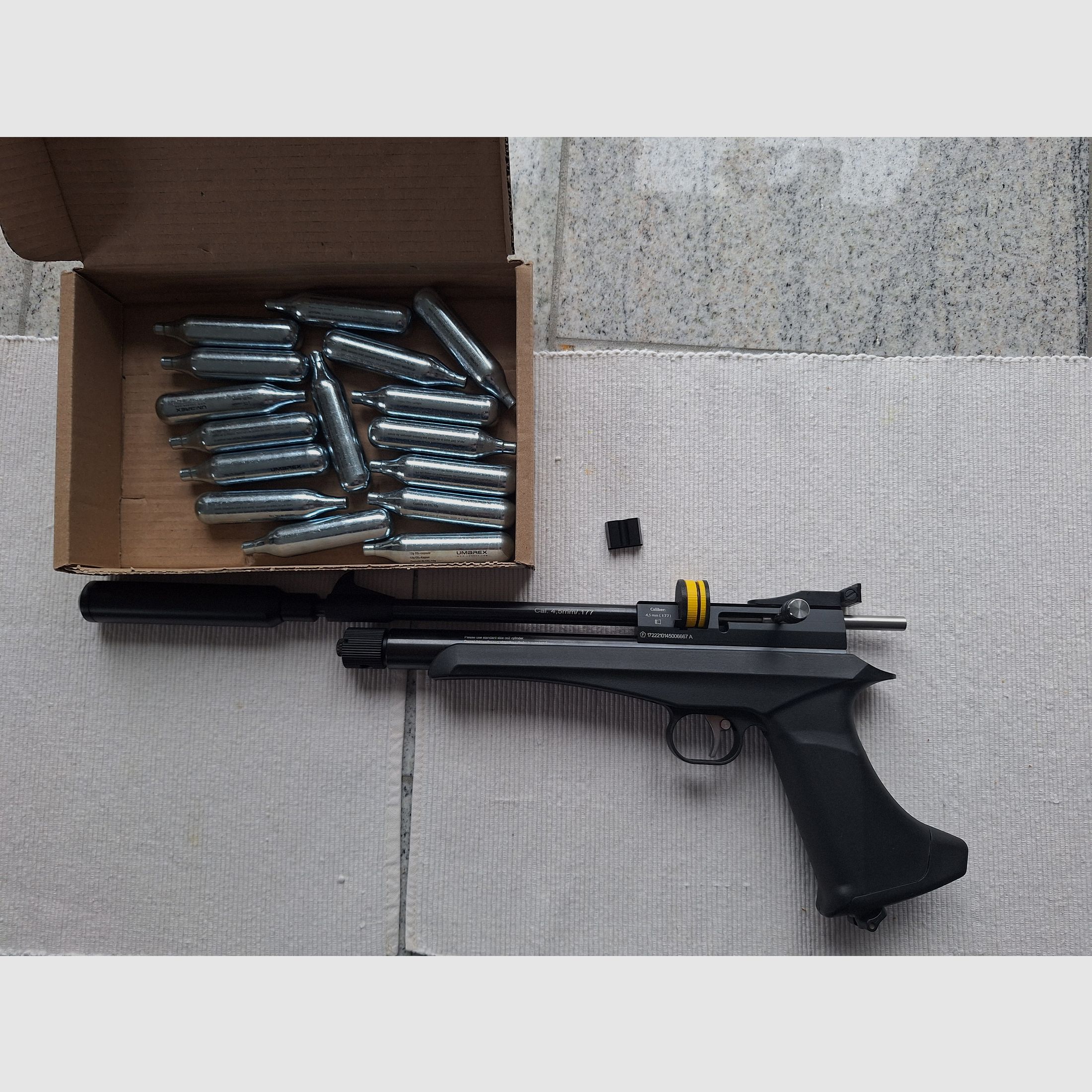 Pistolet Co2 Diana Chaser 4,5 mm Diabolo avec silencieux et chargeur de 8 coups