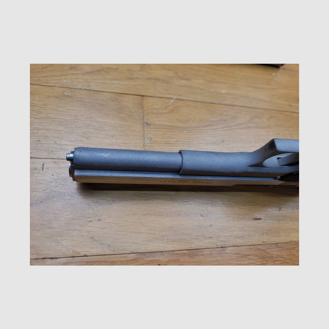 Sehr schöner und seltener Automag II – Kaliber 22 Magnum – Herstellung AMT – Edelstahl von A bis Z – Selten sechs Zoll – Ausgezeichneter mechanischer Zustand – Originalverpackung – 3 Magazine – Custom-Holster der Marke Pony – Neuwertig!, Bild 11 von 21