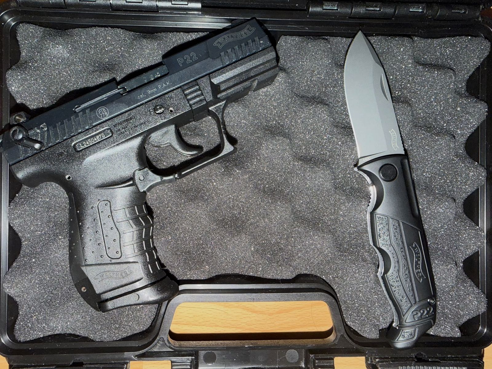 Walther P22 mit P22 Messer  und Holster
