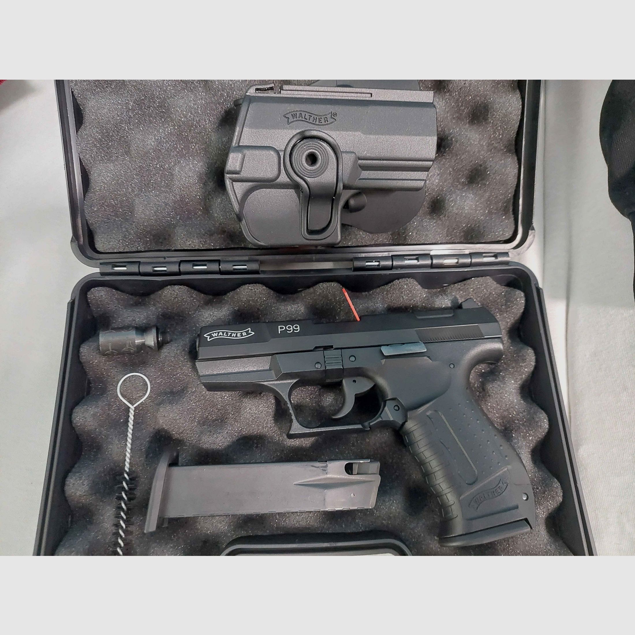 Walther P99 9mm P.A.K. z 1 dodatkowym magazynkiem i kaburą Walther.