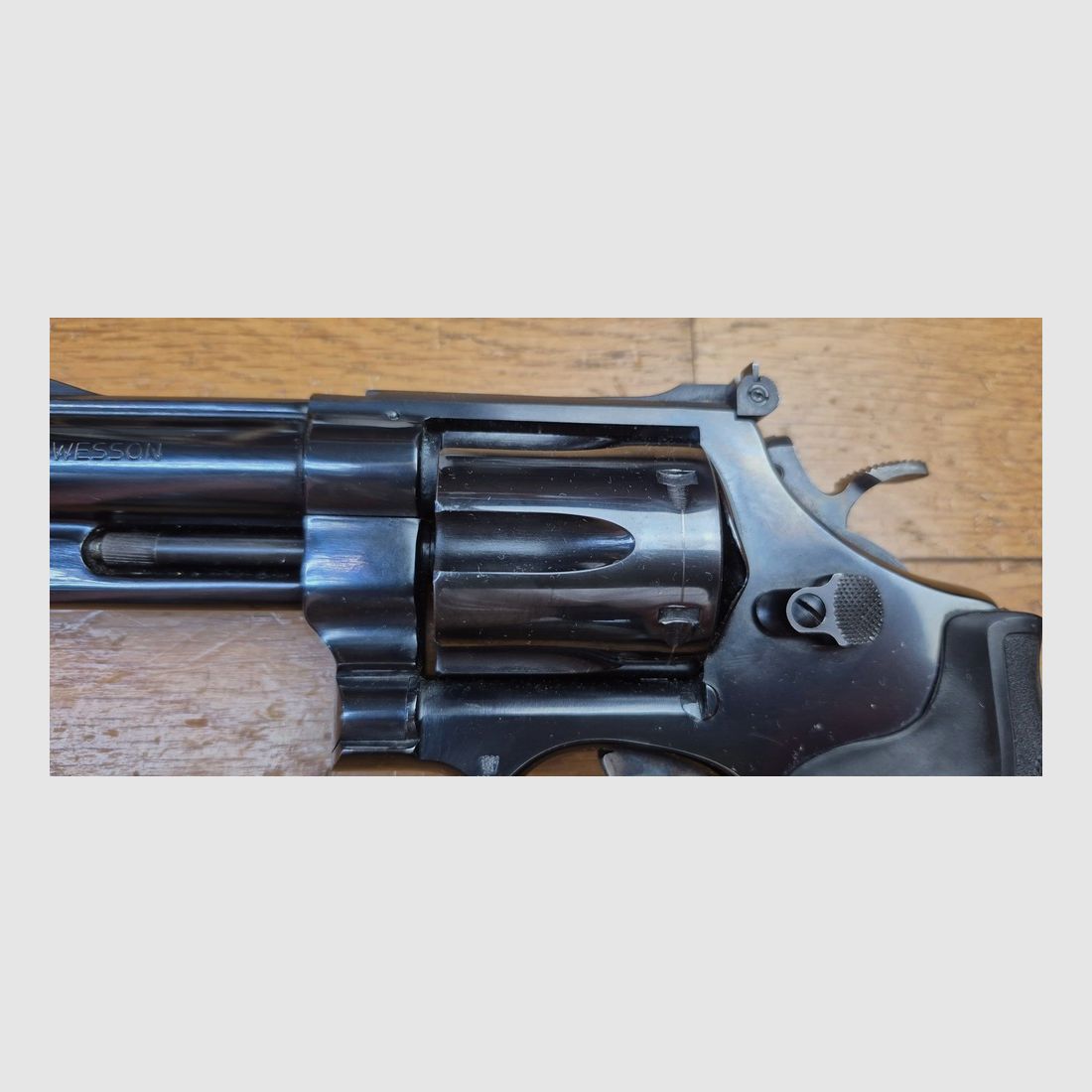 Terreur des ours ! – Revolver Smith & Wesson M29-2 – Cal .44Mag – Canon 4 pouces – Finition bronzée hors pair à 98,9% – Arme de fin 1973 – Deux jeux de poignées – Mécanique époustouflante et introuvable aujourd&rsquo;hui – Mythe cinématographique autant qu&rsquo;armurier! – TBE++!, image 24 sur 30