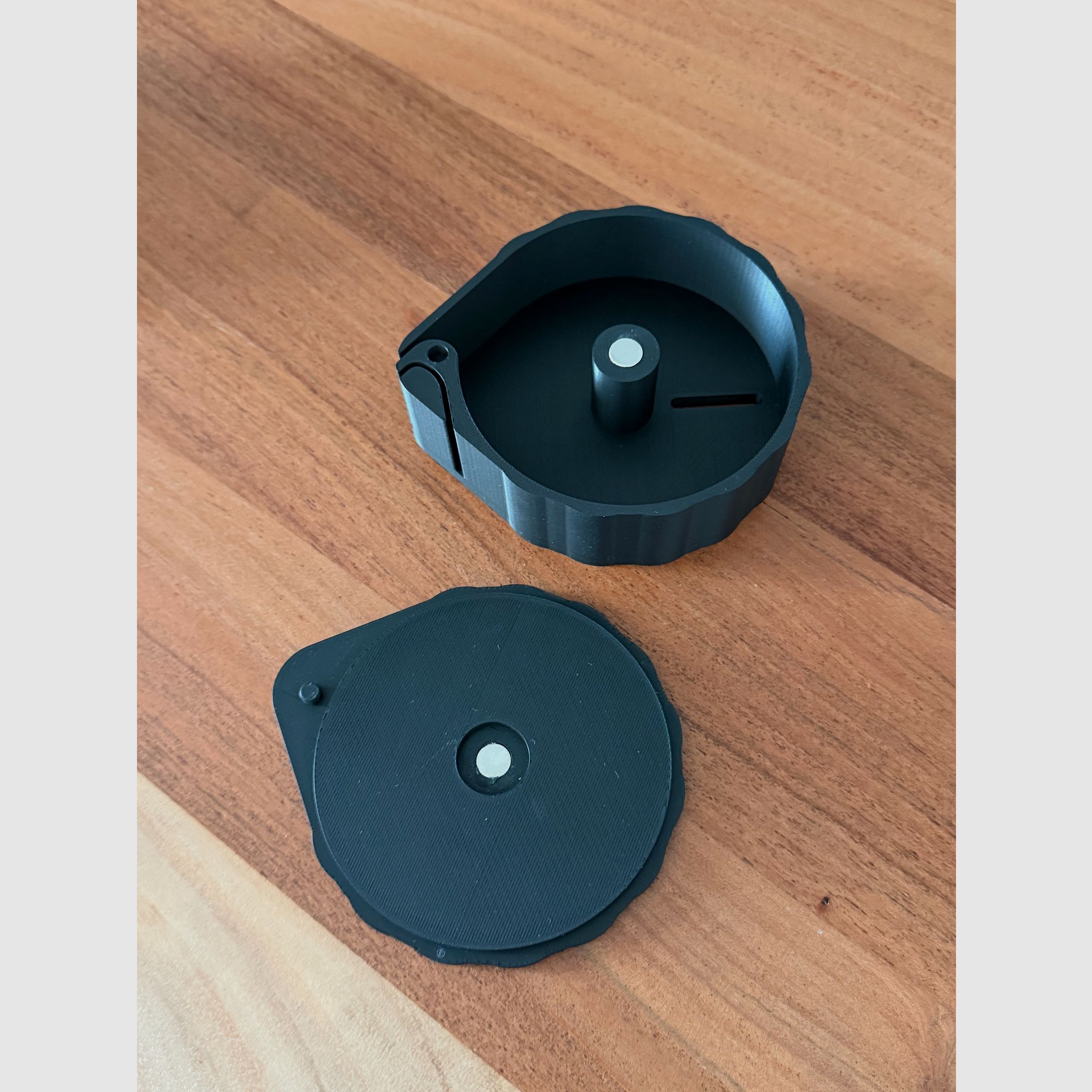 Schusspflasterspender Patch Dispenser für max. 20mm 2000 Stk. Rolle personalisierbar inkl. Magnetverschluss