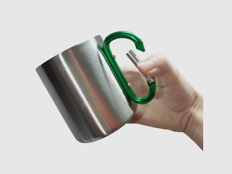 Double-walled stainless steel mug with green carabiner handle
