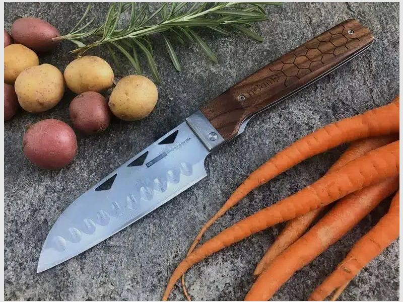 nCamp Elite Couteau de Préparation Alimentaire de Style Santoku (Lame en Damas/Poignée en Noyer) avec Étui en Cuir