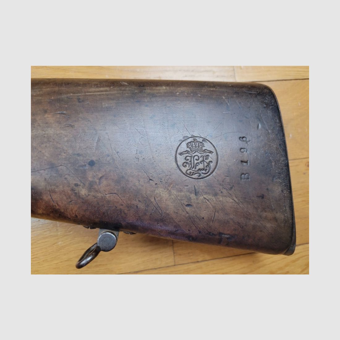Rarissime portugiesisches Kavalleriegewehr Modell 1886 – Kropatschek-System – 3.000 Exemplare(!) von Steyr – 8x56mm Original – Wunderschöne Macarons – Waffe von 1886 mit Monogramm von König Ludwig I. – TBE, Bild 1 von 33