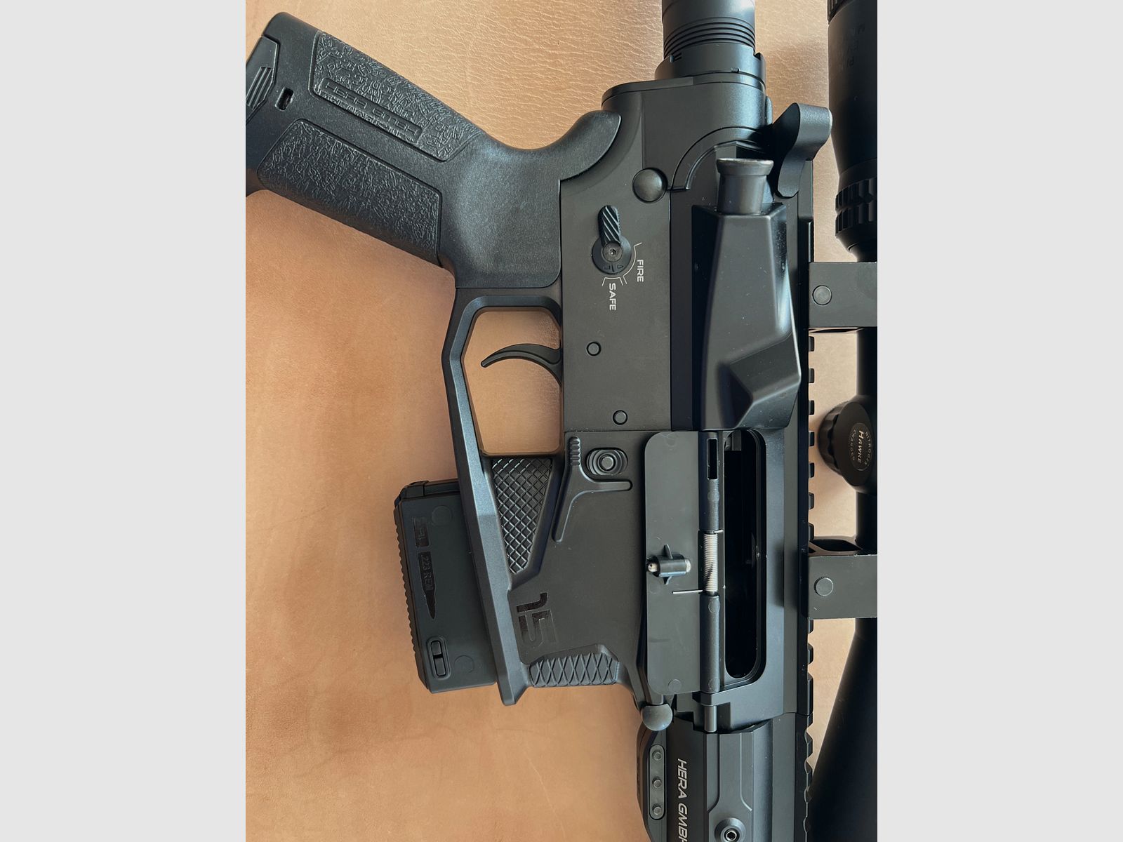 Hera Arms AR15 mit Glas und Zubehör