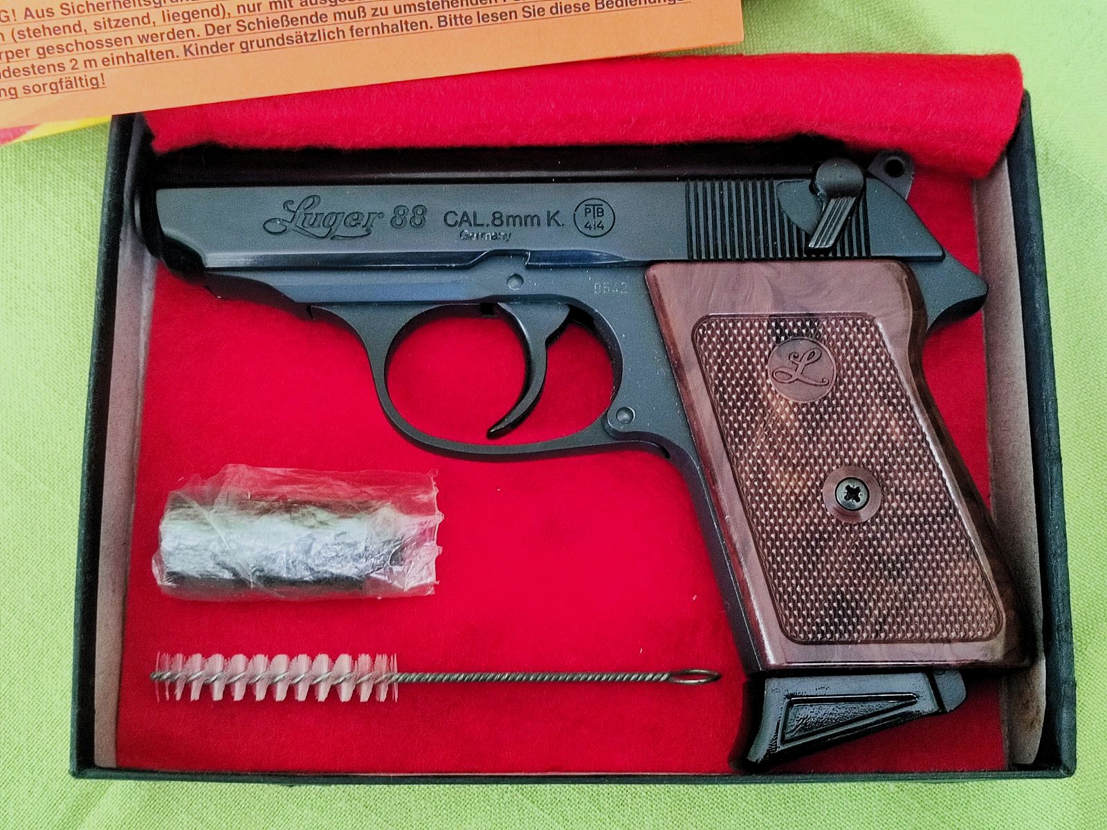 Luger 88 - 8 mmK PTB 414 aus der Röhm-Fertigung mit Holzgriffschalen, Lederholster, Munition