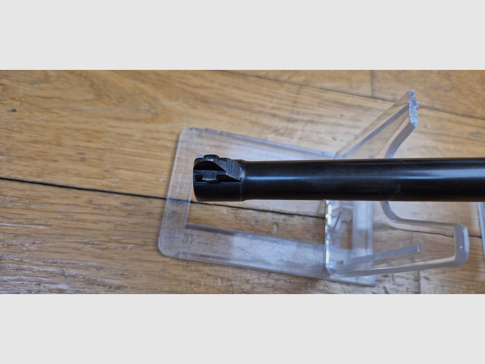 Très beau Luger d&rsquo;artillerie P08 – Canon 8 pouces (20cm !) – Rare arme de 1914 en fabrication de l&rsquo;Arsenal de Erfurt (25.000 exemplaires seulement!) – Entièrement mono-matricule (sauf le chargeur qui est d&rsquo;époque) – Cal. 9×19 – Hausse et guidon dérivables du premier type – État esthétique premium – Bon canon – Bronzage d&rsquo;époque à 95% – Très belle mécanique – TBE, image 22 sur 30