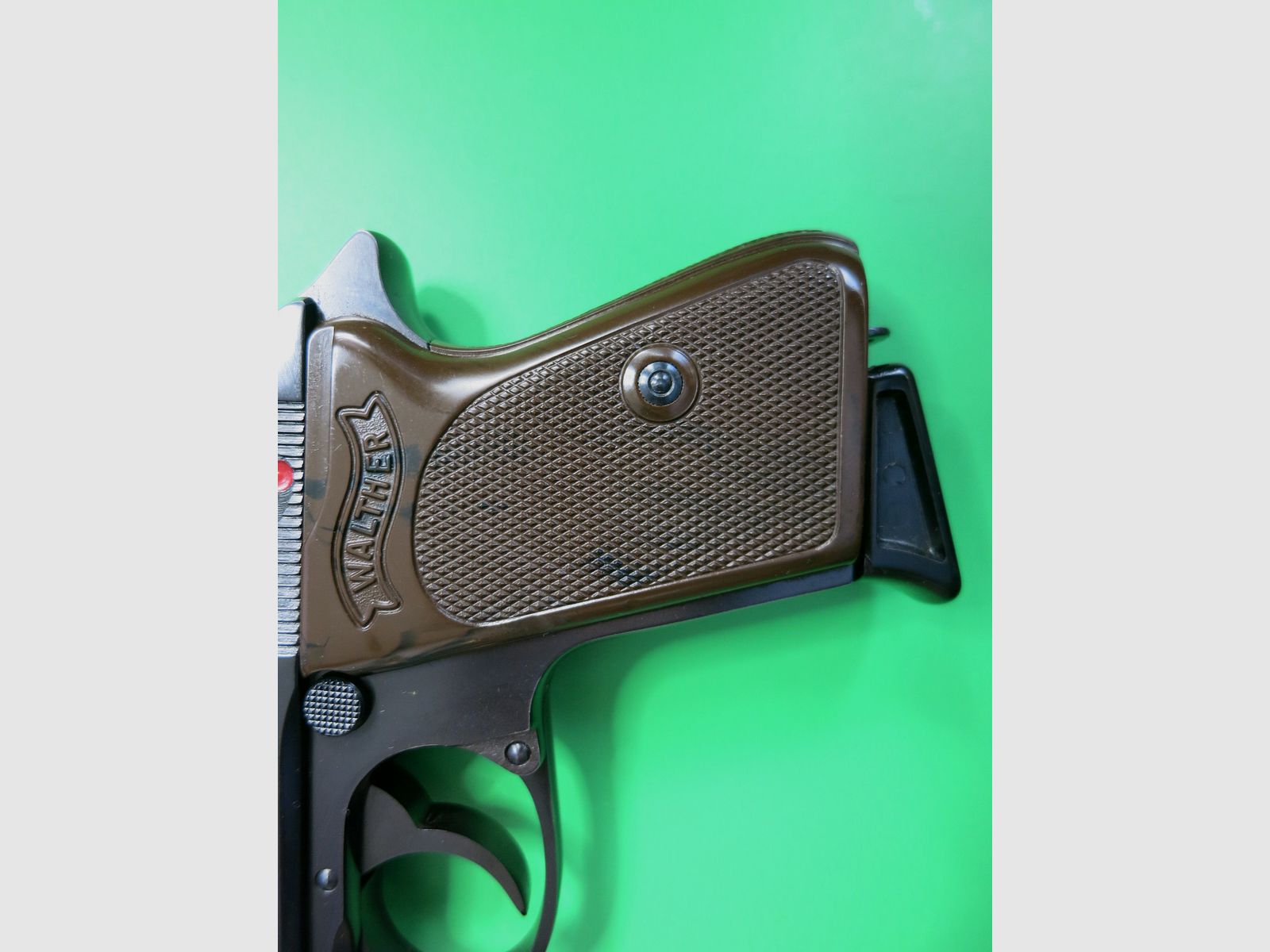 Pistola semiautomatica, Walther PPK, cal. 7,65 mm Browning, impugnature marroni       #81