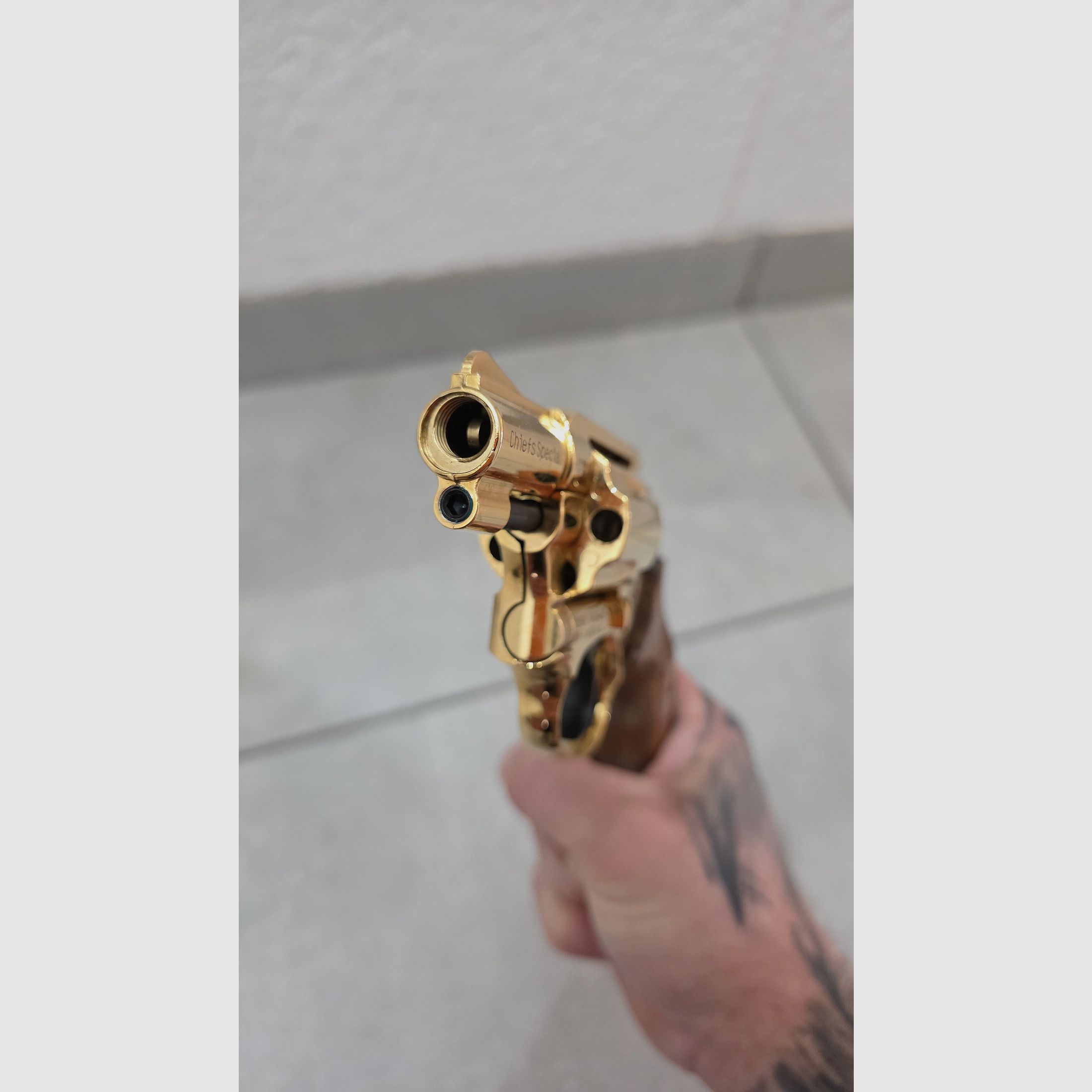 Smith & Wesson Chiefs Special 9 mm R.K., 24 Karat vergoldet, Holzgriffschalen