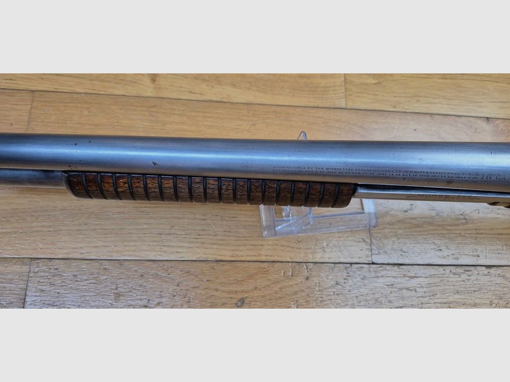 Iconique fusil à Pompe Winchester modèle 1897 – Modèle Take Down à canon 28 pouces (71cm) – Arme de …1914! – Cal.16/70 – 5+1 – Cat. D ! – Arme en excellent état – TBE++, image 22 sur 32