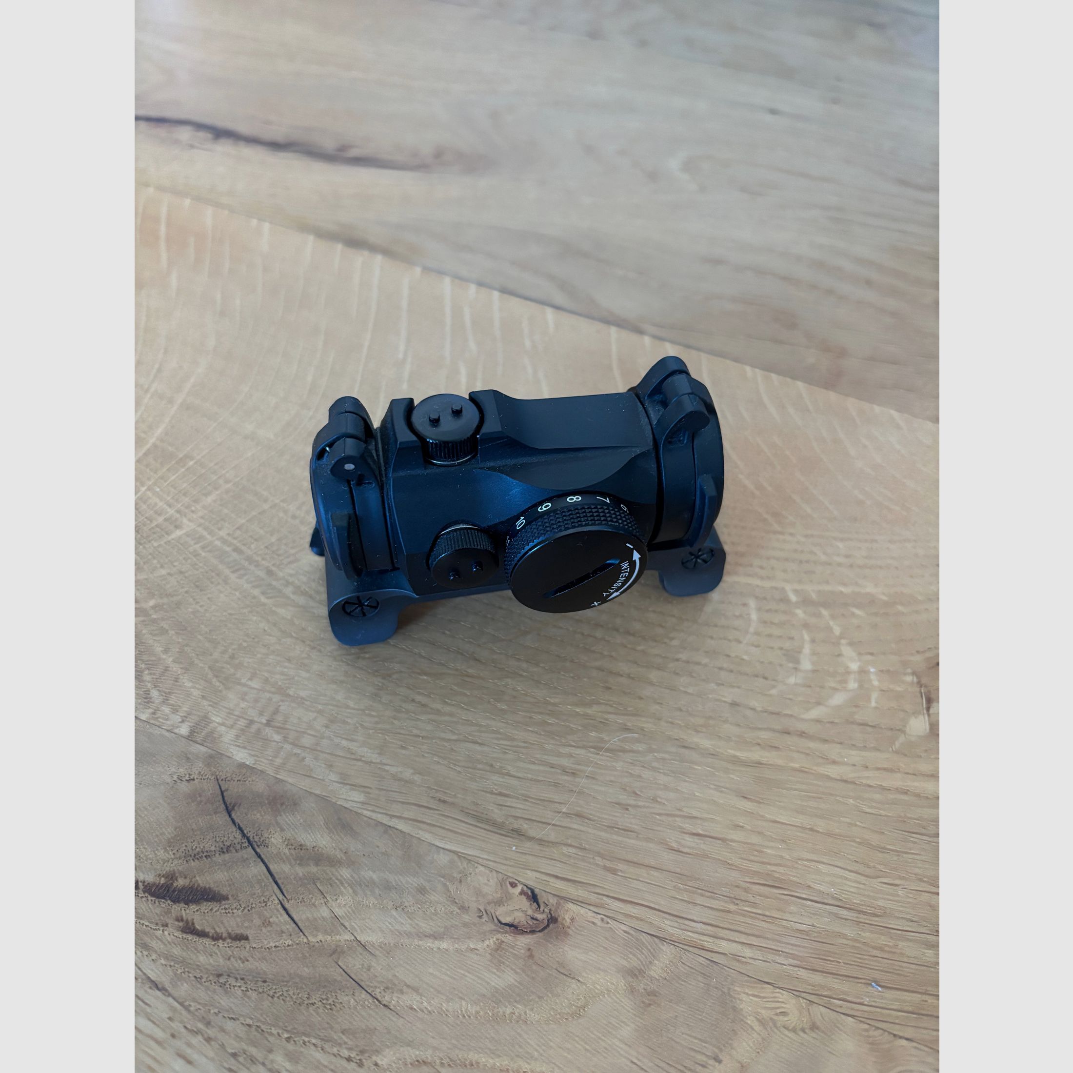 Aimpoint H2 z montażem na szynie Blaser