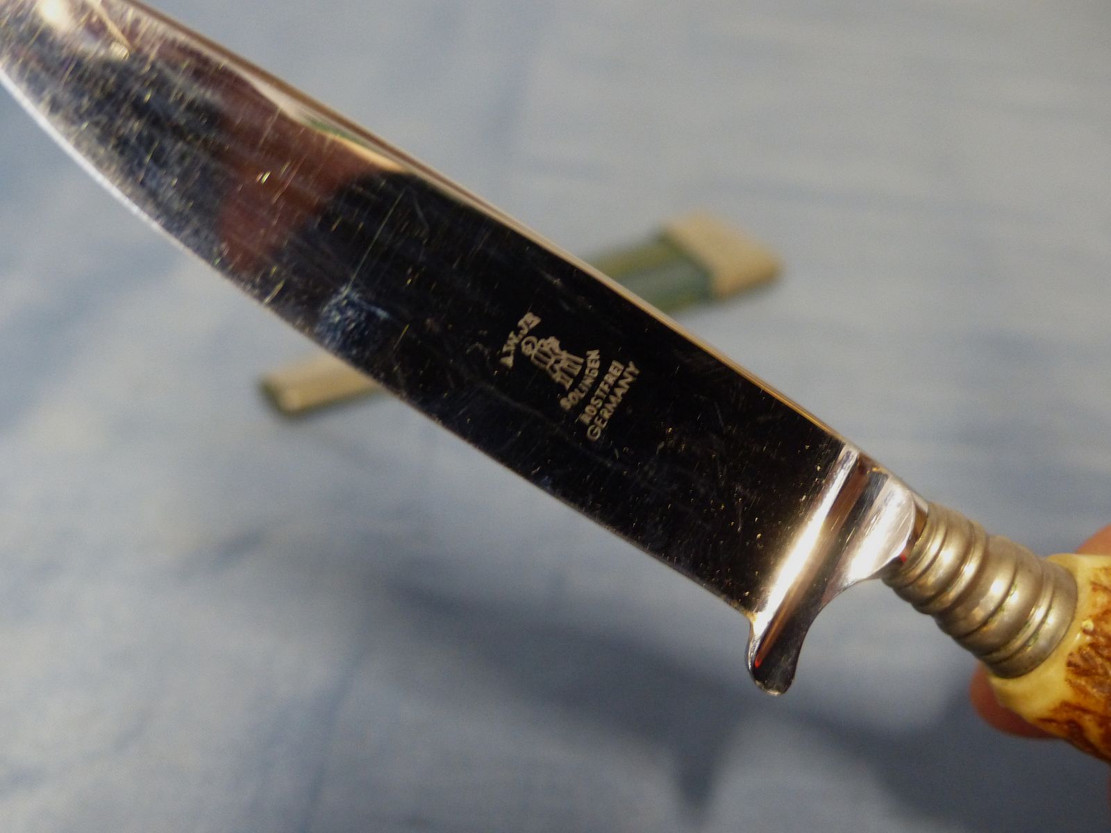 Bawarskie noże myśliwskie, noże tradycyjne, noże do przekąsek Anton Wingen Jr. z uchwytem z poroża jelenia, prawie antyczne