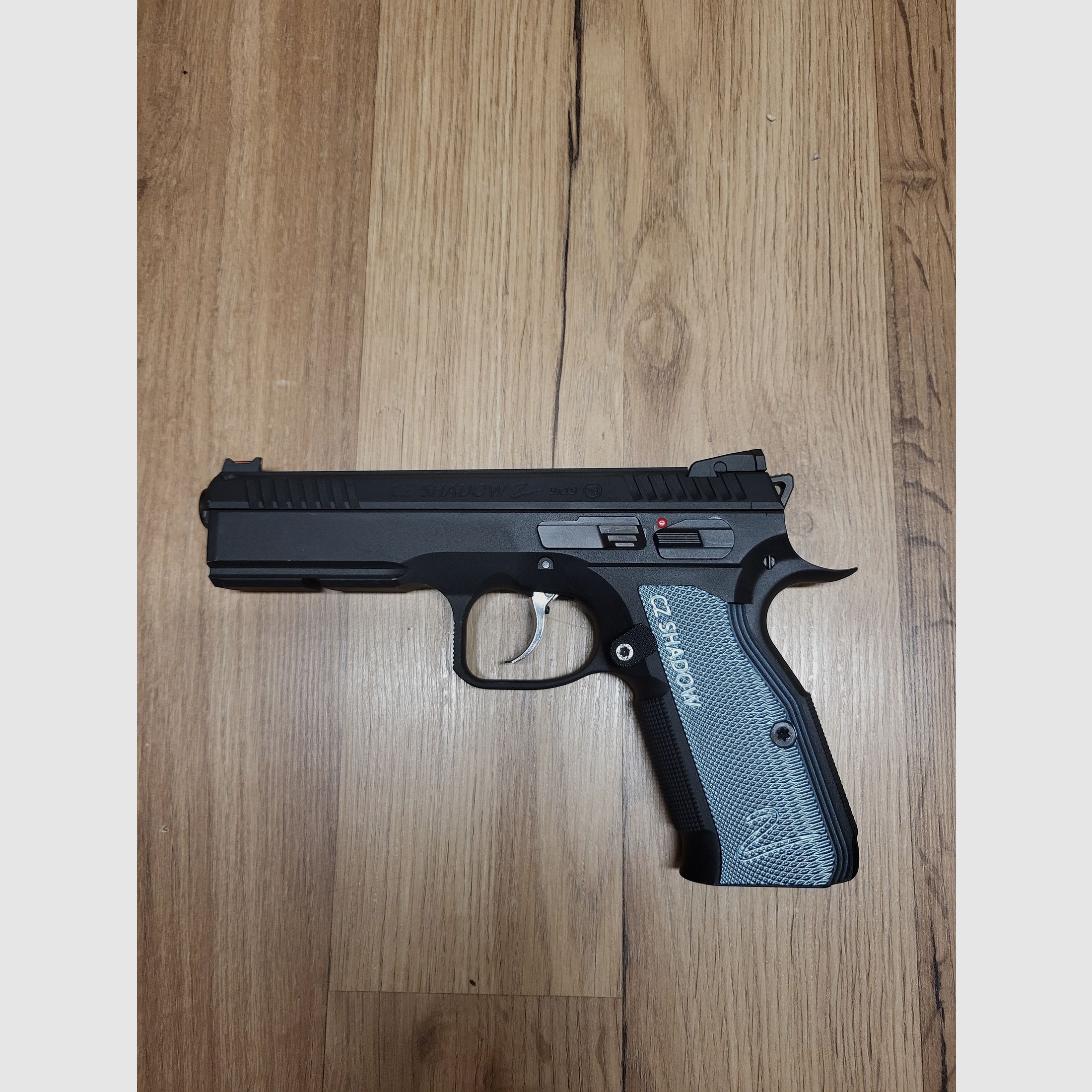 ASG CZ SHADOW 2 GBB AIRSOFT BUNDLE 4 chargeurs, 3 bouteilles de gaz Airsoft, 8000 billes, holster, 2 pochettes de chargeurs, ceinture Amomax peu utilisée