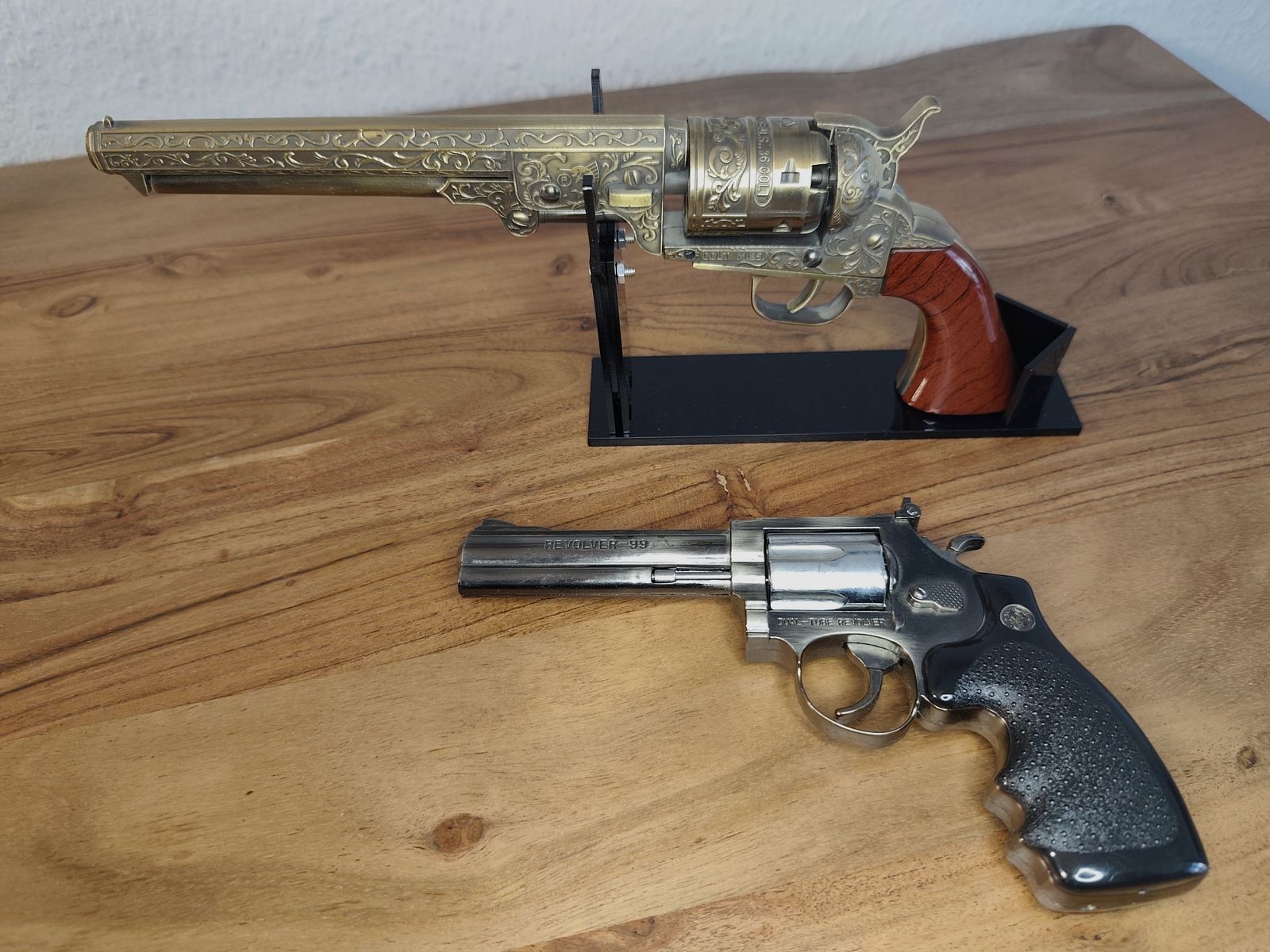 Deko Feuerzeug Revolver Colt 1851 mit  Ständer