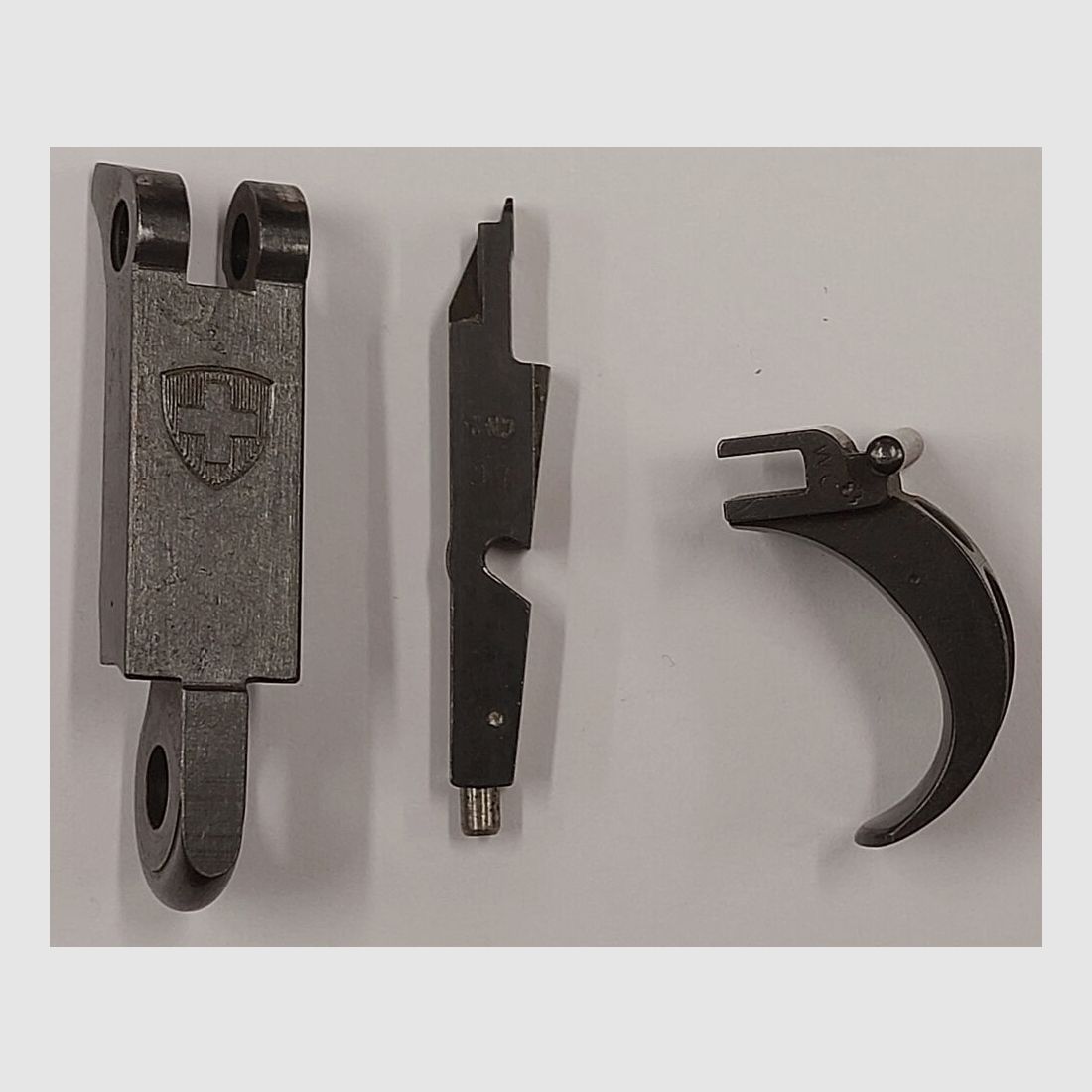 Waffenfabrik Bern Konvolut verschiedene Teile für Schweizer Ordonnanzpistole Parabellum im Kaliber 7,65mmPara W+F, P08