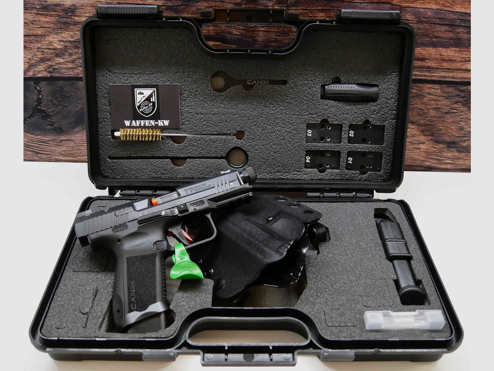 Pistola Canik TP9 Elite Combat nera 9x19 inclusa di accessori