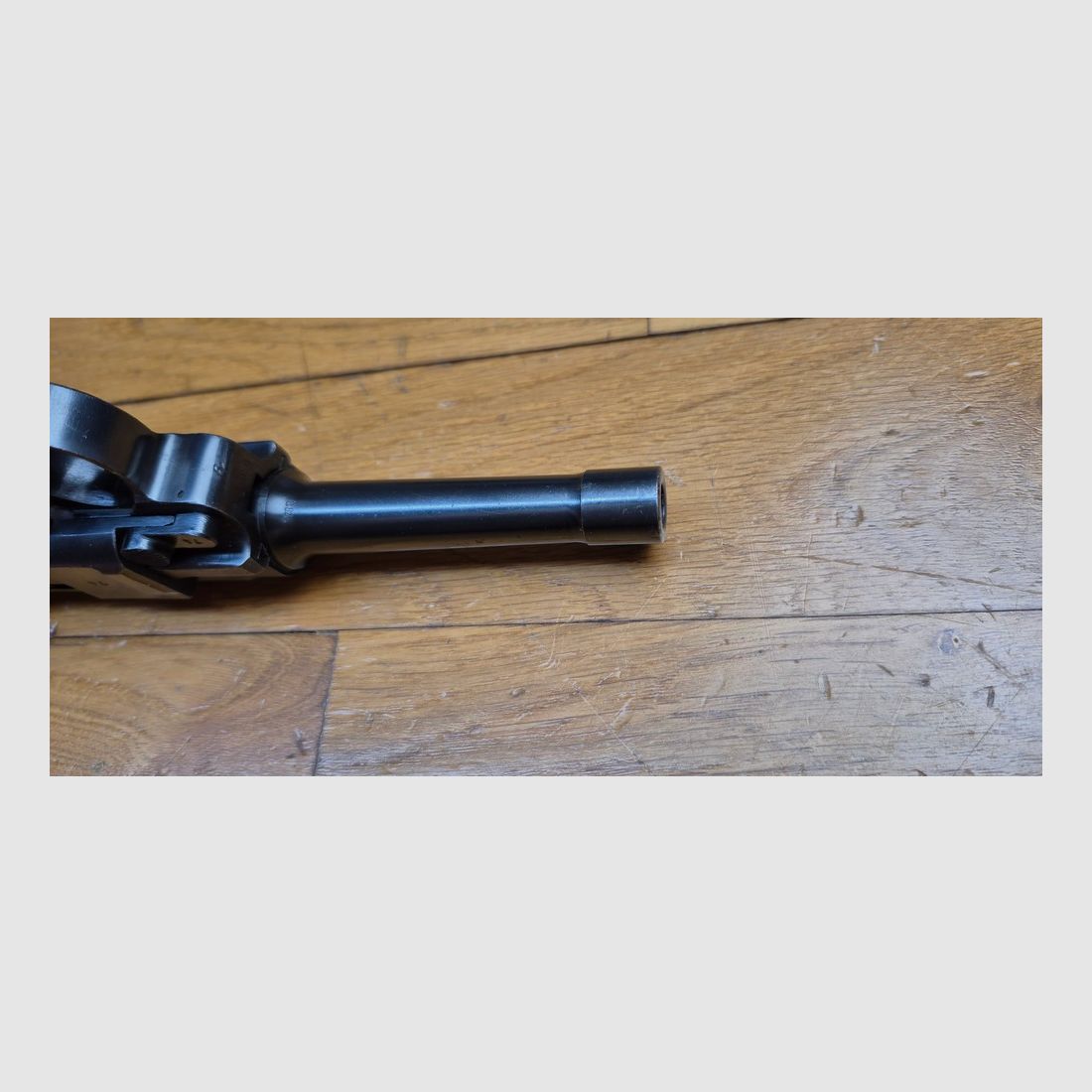 Sehr seltener Luger P08, genannt „Mauser Banner“ – Polizei-Waffe, hergestellt von Mauser im Jahr 1942 – Kaliber 9×19 – Eine der 25.165 SS-Polizei-Waffen vom Typ Front Ost – Eine der 5.550 mit „1942“ und „Adler+L“ markiert – Ästhetischer und mechanischer Zustand außergewöhnlich – TBE+++, Bild 21 von 33