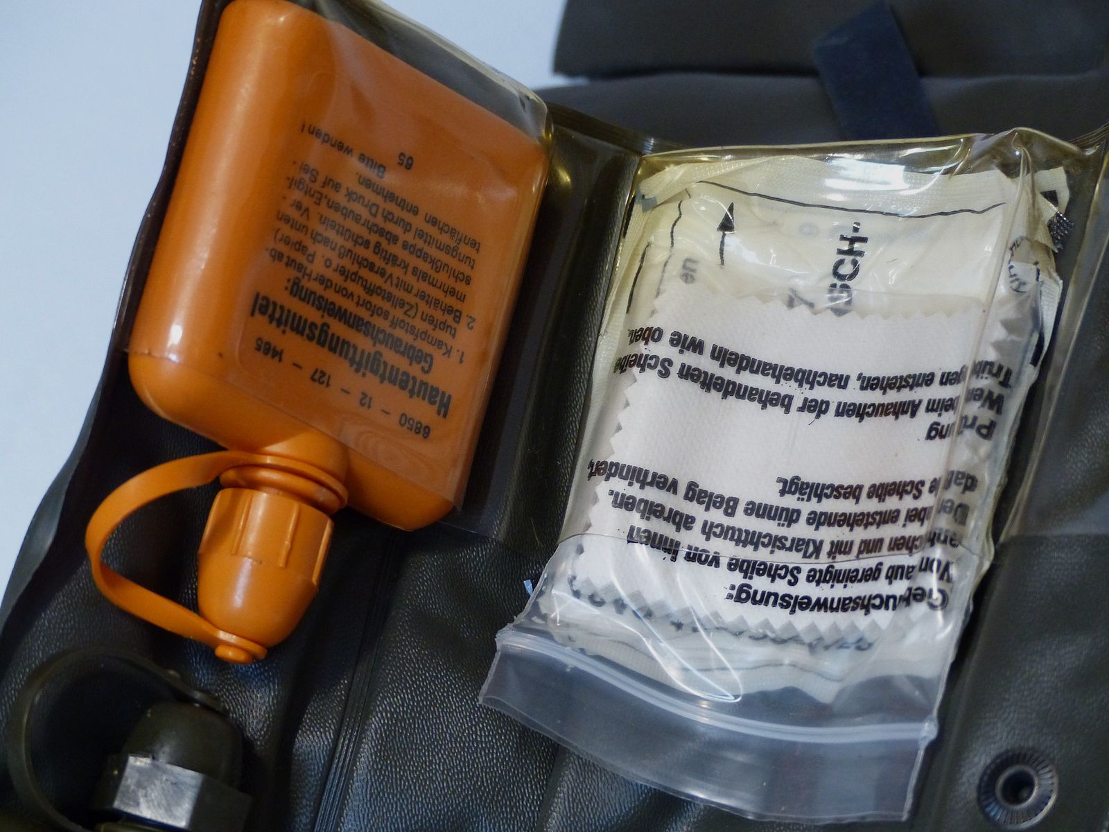 Bundeswehr ABC-beschermingsuitrusting transporttas, gasmasker 2 filters en accessoires BW jaren '70