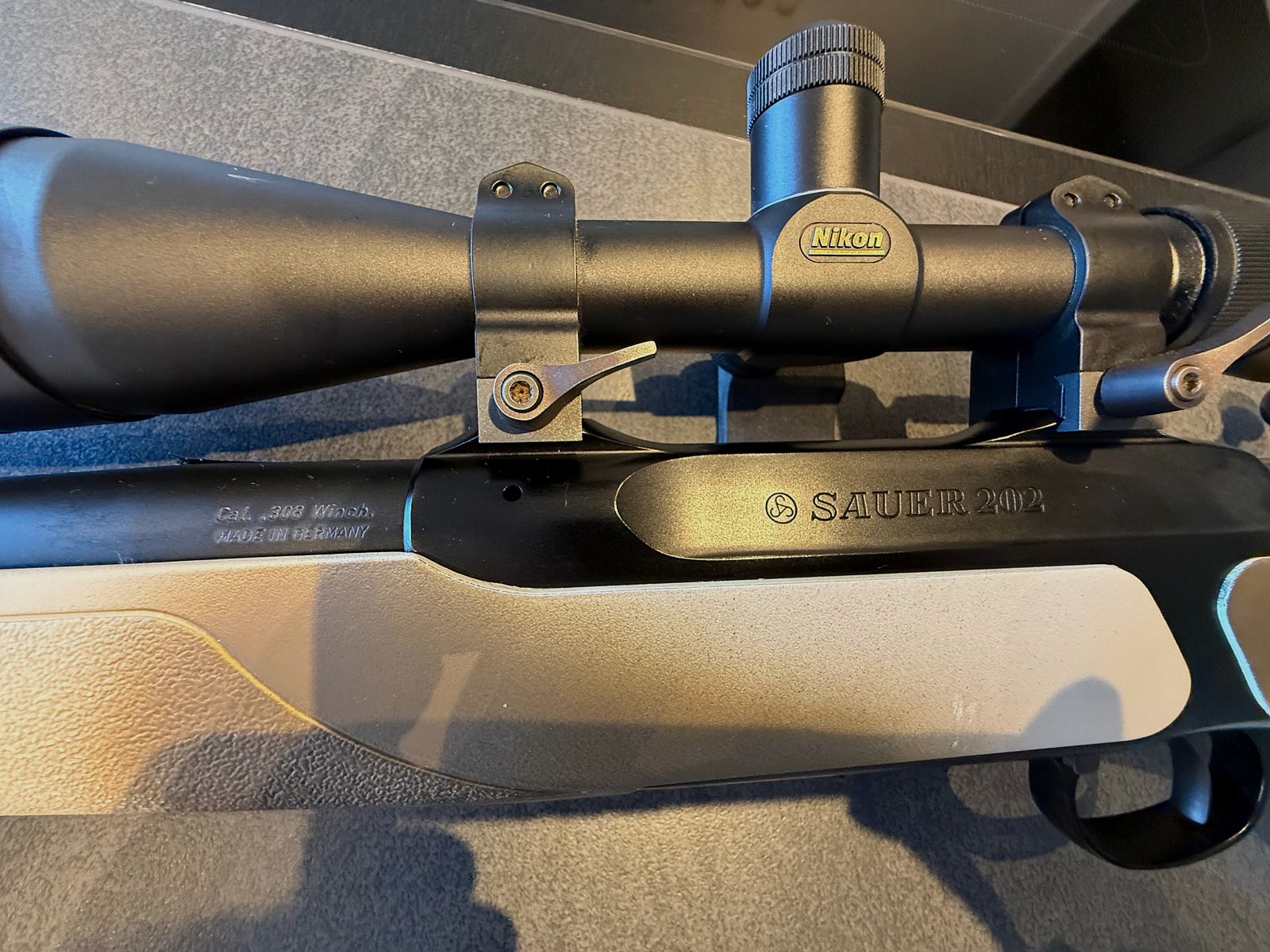 Sauer 202 rifle de repetición en calibre .308 Winchester con Nikon Monarch UCC 6,5–20× mira