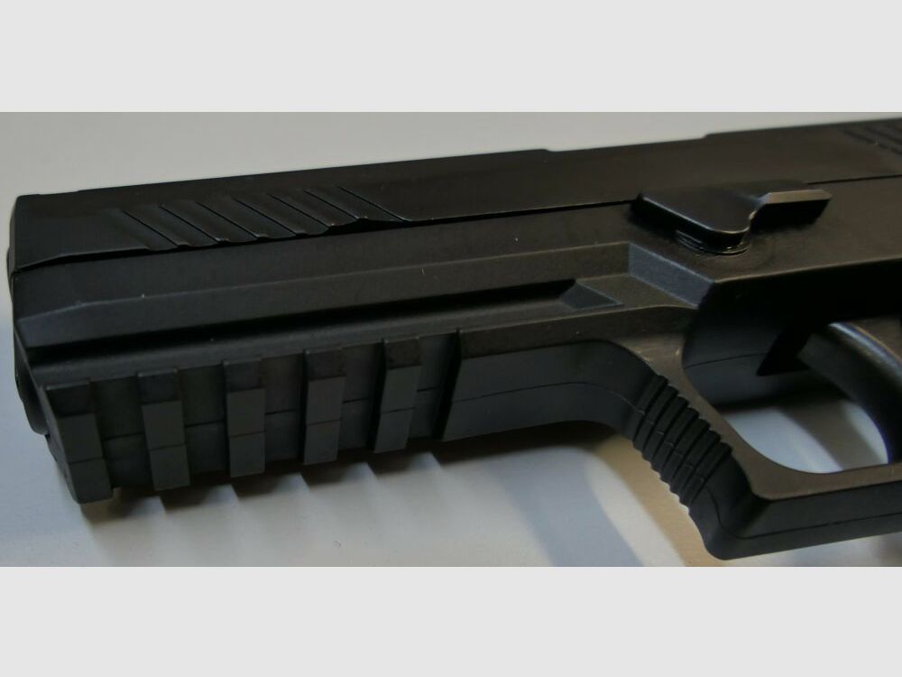 SIG SAUER pistol SIG Sauer P320F in caliber 9mm Para (9x19) including accessories