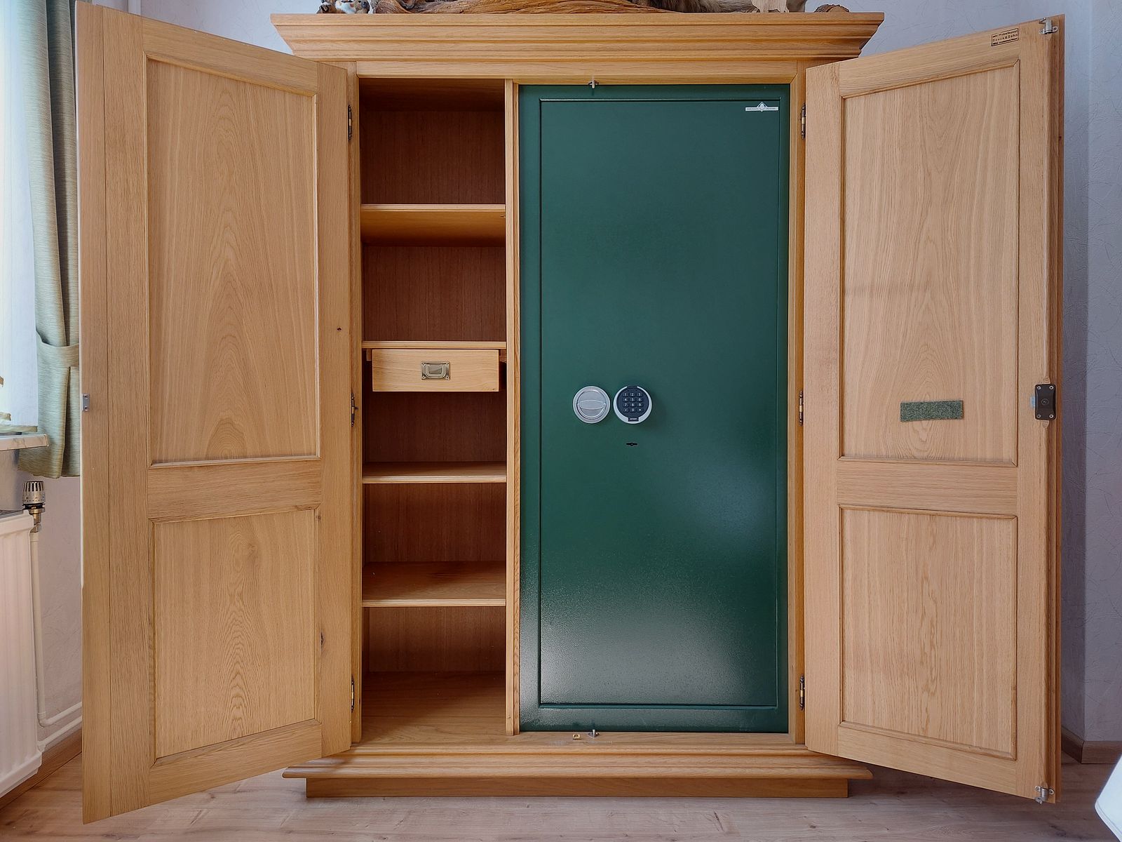 Jagdschrank Waffenschrank Schrank Eiche hell massiv Landhaus-Stil 180x140x55cm ggf. mit Tresor