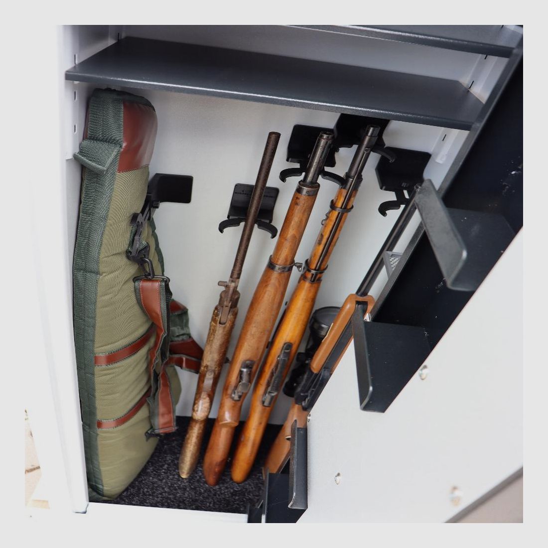 Armoire à armes combinée HUNTER PANDA Classe 1 (1500x690x410) max. 8 armes longues, étagère