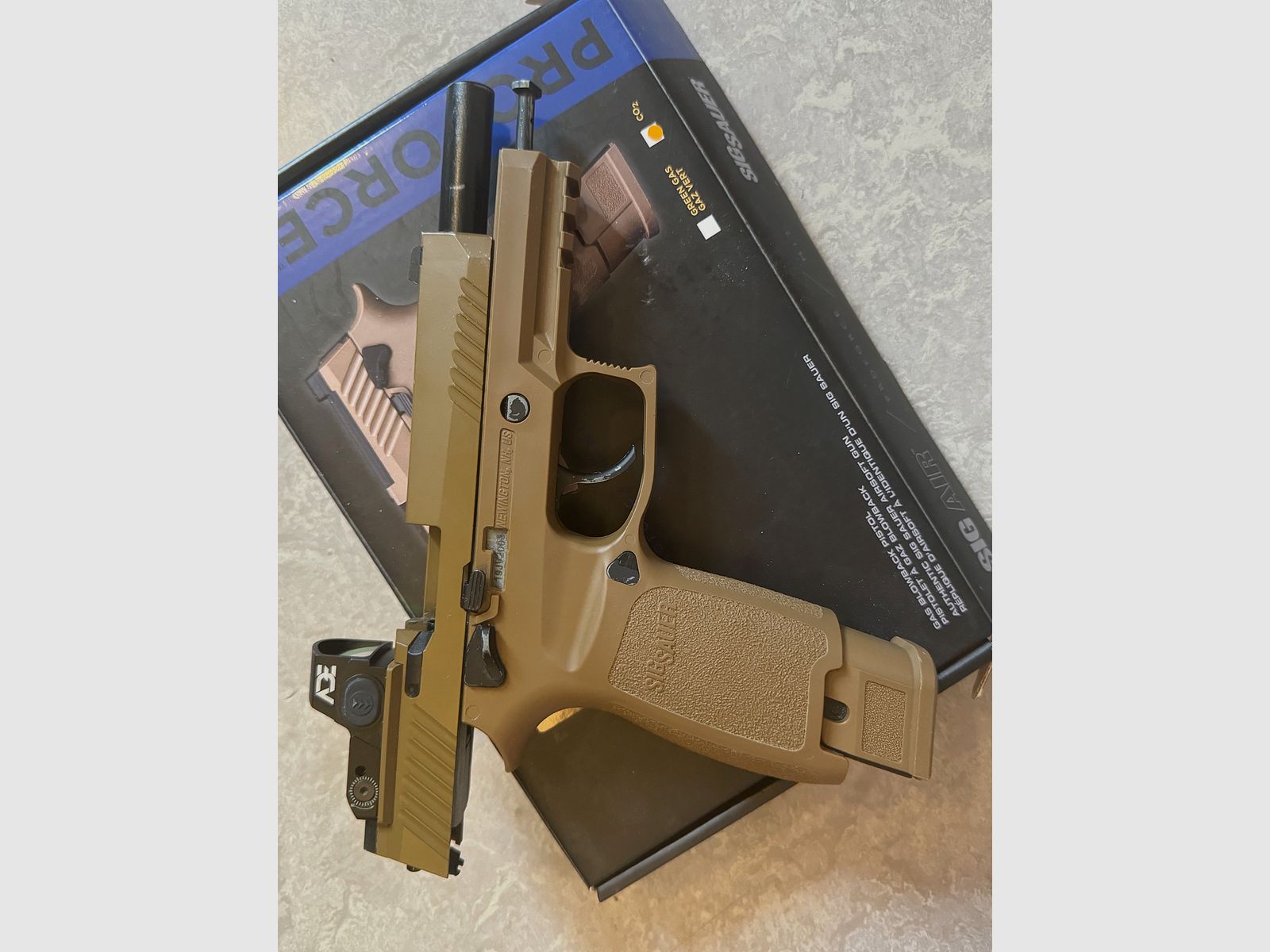 SIG Sauer M17 CO2 GBB Pistole inkl. ADE Raptor Red Dot & AMG High Output Valve