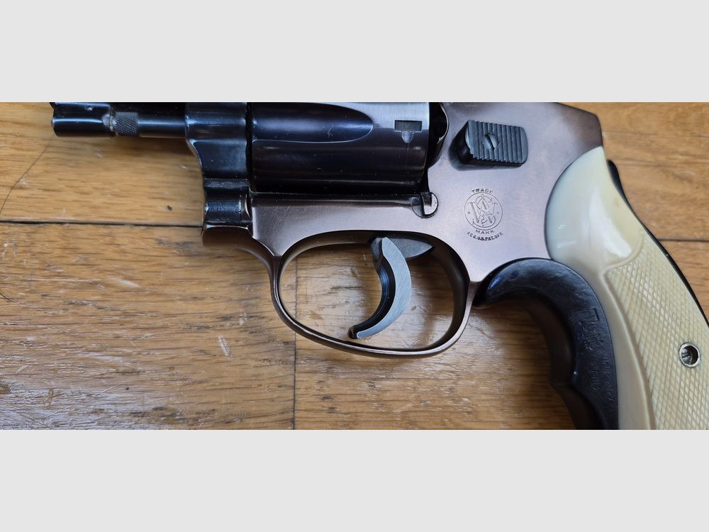 Sehr seltener Revolver Smith&Wesson Model 42 Centennial – Ein 36 Chief Special ohne äußeren Hahn – 5 Schuss im Kal. .38SP – Jubiläumsmodell 1952 – Leichtgewichtige Version für Nahverteidigung – Seltene und wunderschöne zweifarbige Ausführung Schwarz / Bronze mit Griffschalen aus Knochen – Der echte „Bodyguard“! – Hervorragender ästhetischer Zustand – Ausgezeichneter mechanischer Zustand – Ausnahmestück! – TBE ++, Bild 6 von 22