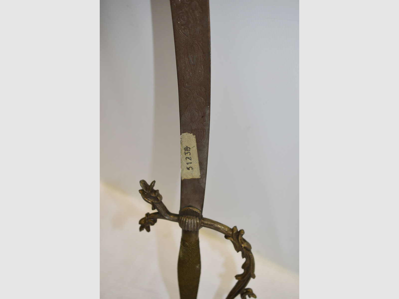 Antikes orientalisches Schwert, Säbel mit Drachen, Gesamtlänge 85 cm