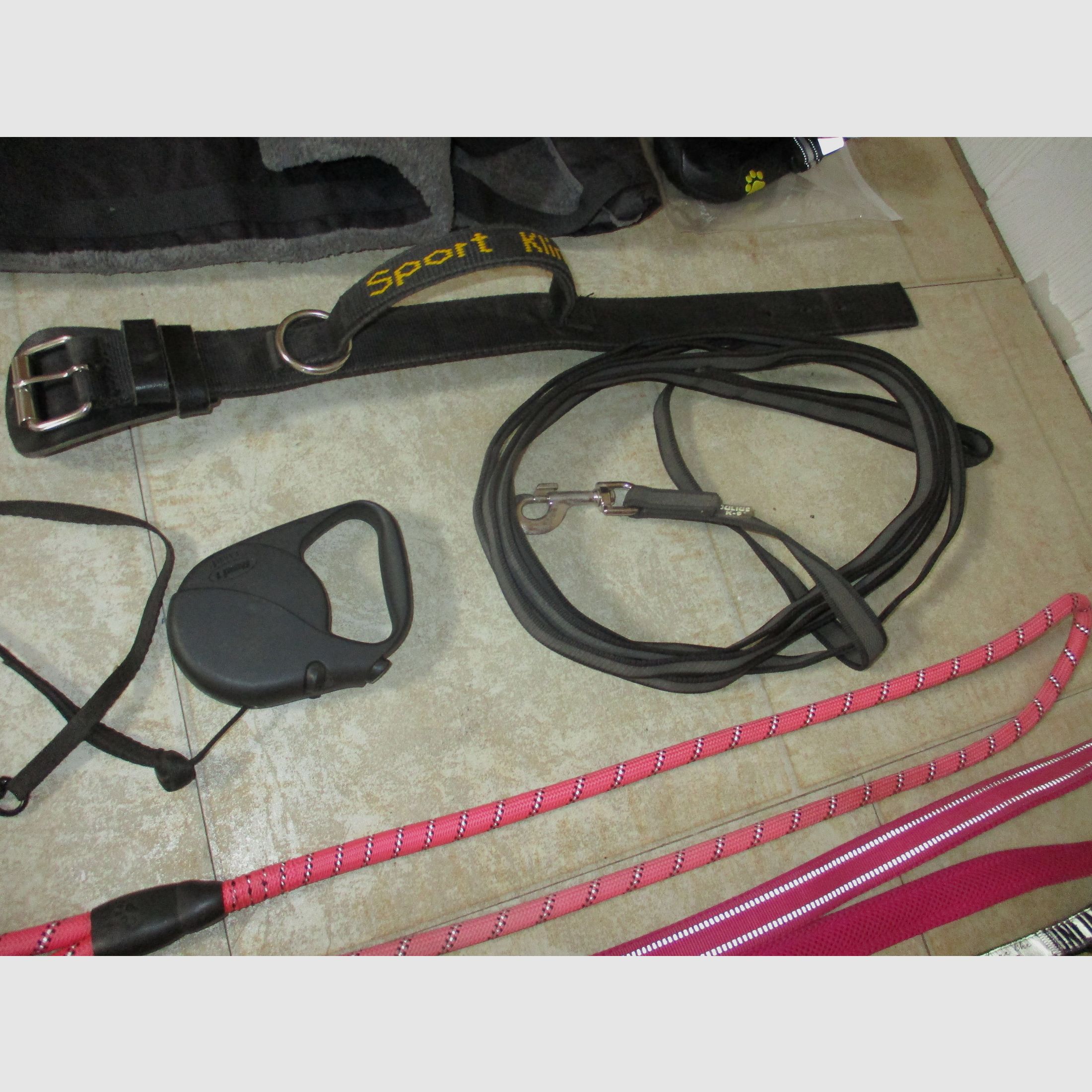 Hundezubehör, Leinen, Halsbänder, Kleidung, Näpfe...