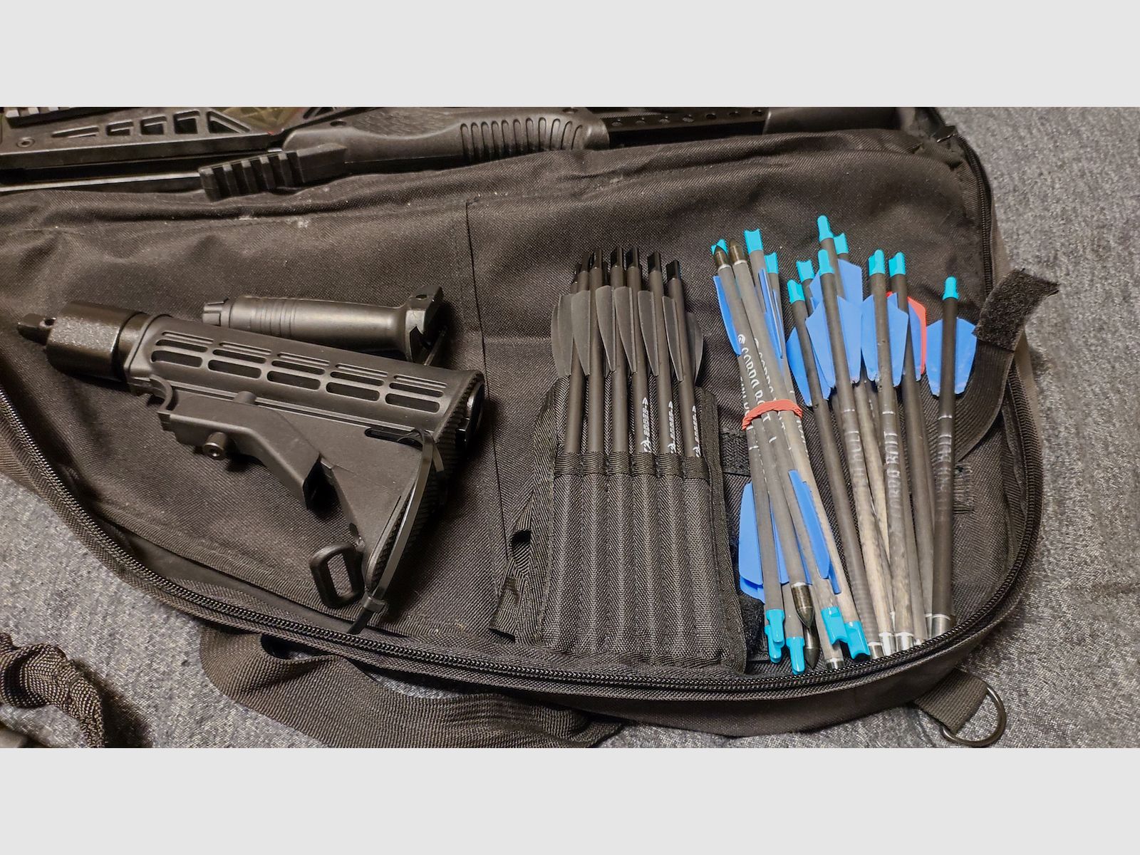 EK Archery Cobra R9 Deluxe 90/130 lbs SET COMPLETO – como nuevo – 30 flechas + bolsa + correa de transporte + soporte para el hombro + empuñadura frontal