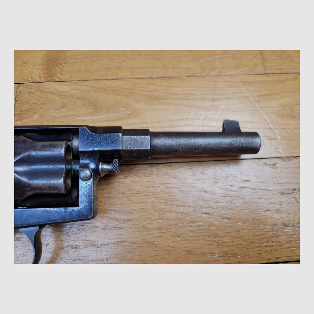 Sehr schöner Reichsrevolver 1883 – Kal. 10,4 original – Herstellung Erfurt von 1893 – Schöne reguläre Stempel – 80% seiner ursprünglichen glänzenden Brünierung – Wunderschöner Lauf und Kammern – Waffe mit einer Matrikelnummer – Seltenes originales Schneider Briegl-Futteral – TBE+, Bild 21 von 27