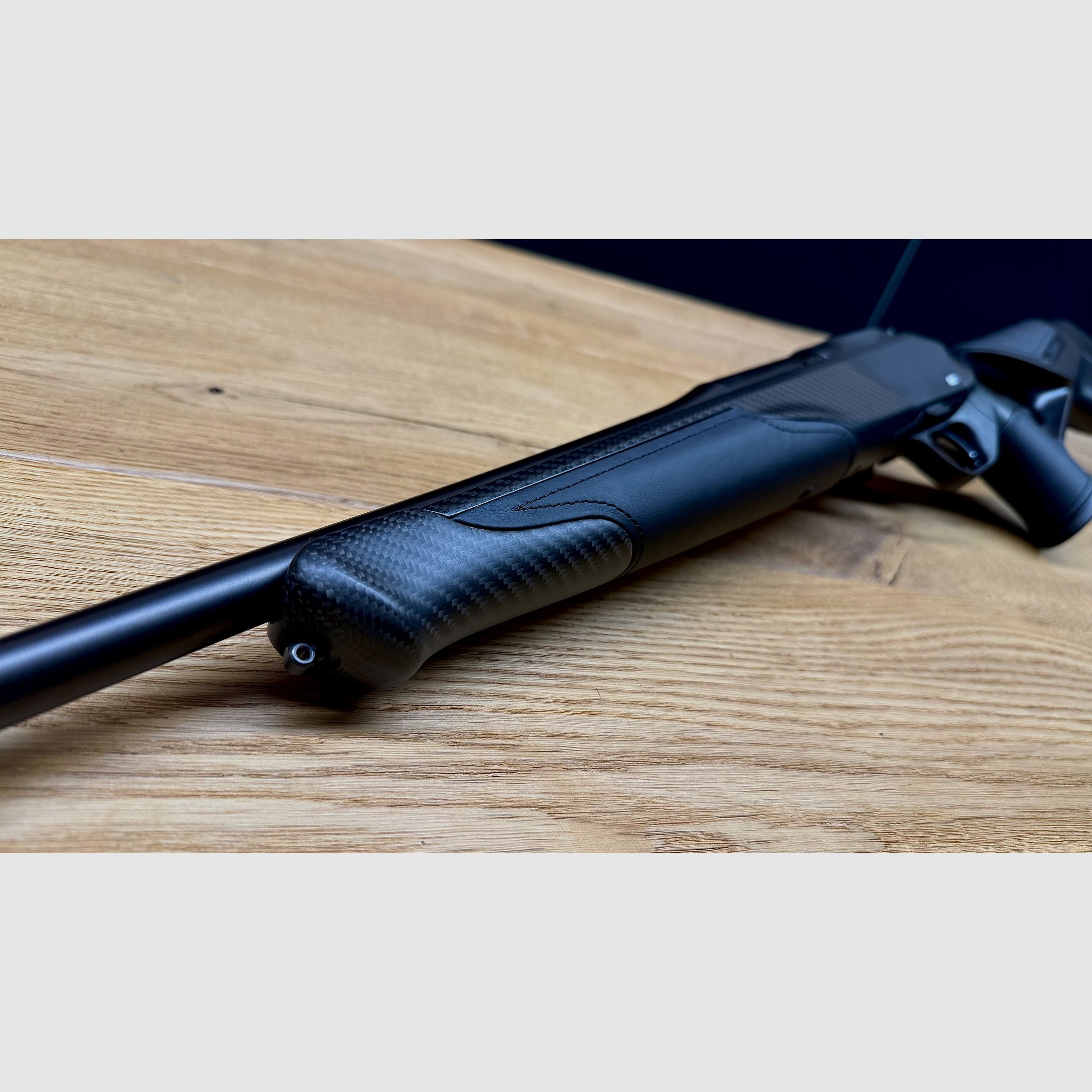 Blaser R8 Carbone Cuir noir / Déclencheur & chambre DLC / Avant en carbone / Logo argent / Poignée de chambre en carbone / Calibre & longueur de canon au choix