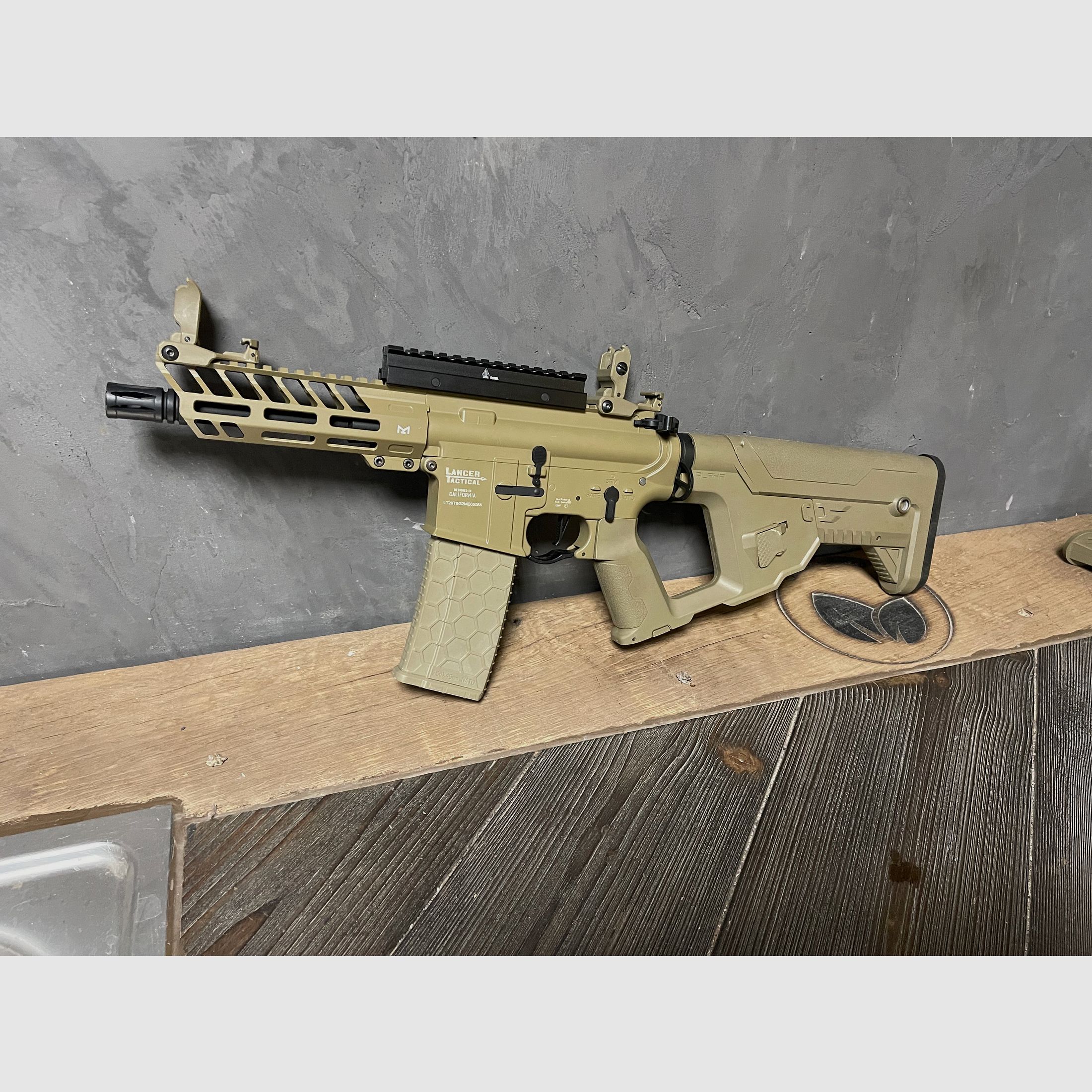 Konvult aus verschiedenen Langarm Waffen Lancer Tactical