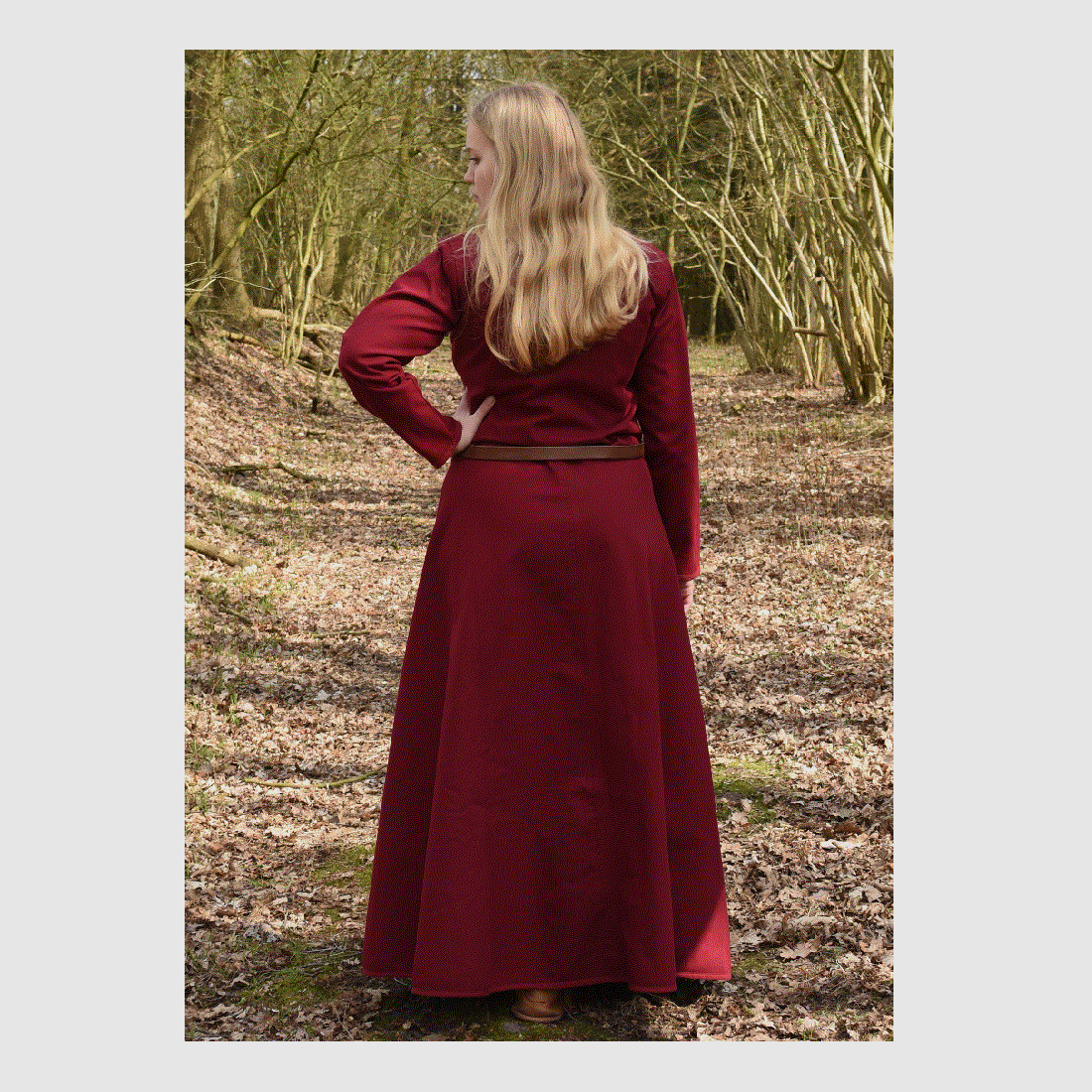 Robe médiévale simple Afra en toile robuste, bordeaux