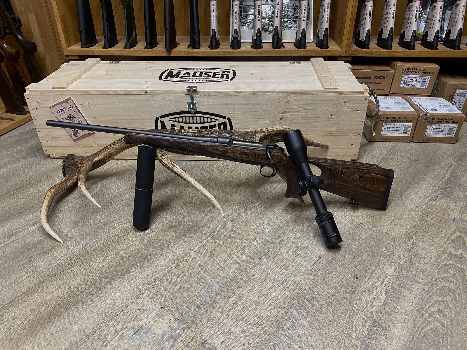 Sauer 101 GTI, links, met Zeiss Conquest V6 2-12x50 M, met rail