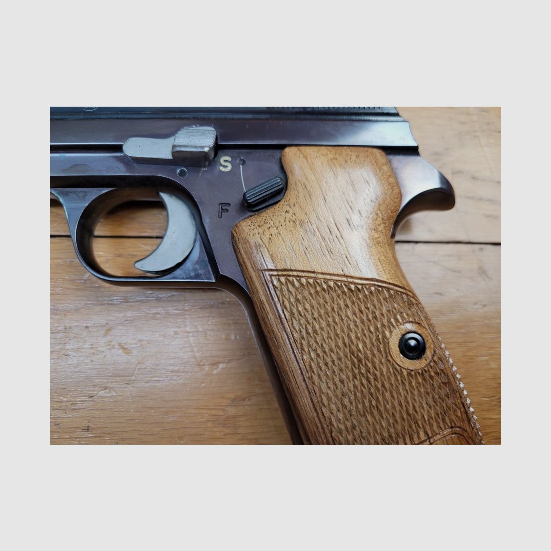 Wunderschöne SIG P210-2 Pistole – Mythos des Kalibers 9 para – Zivile Waffe SP47/8 gemäß Militärtyp – Erste SIG-Produktion (und nicht SIG Sauer) vor 1975 – Waffe von 1972/73 – Brünierung, Funktion und Traumlauf – Neuwertiger Zustand!, Bild 4 von 22