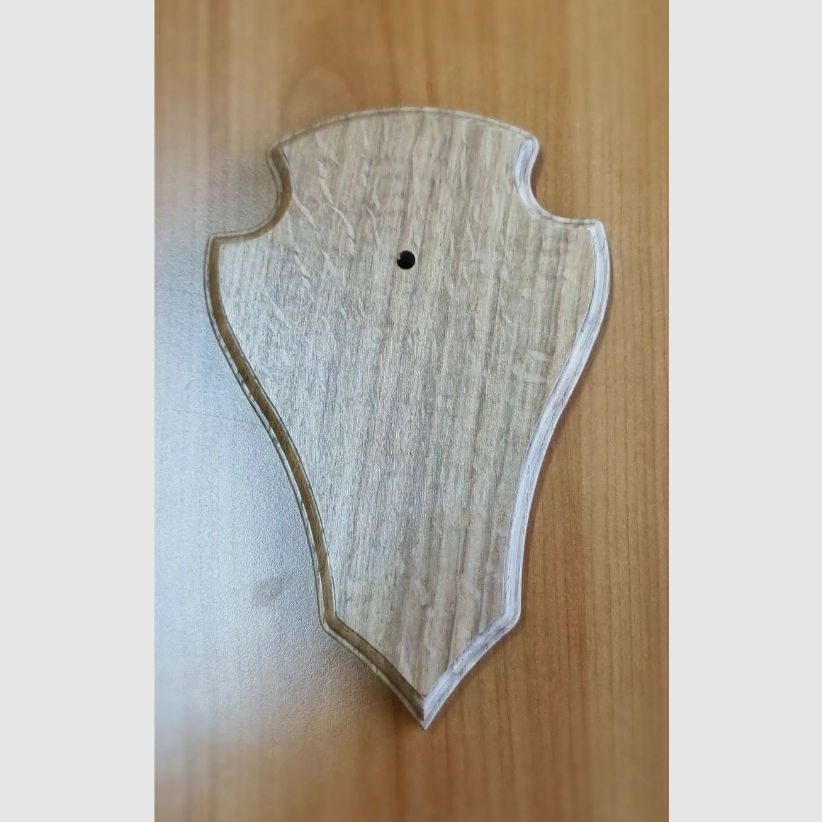 Massives Eichenschild für Rehbock – Spitz – 19 x 12 cm