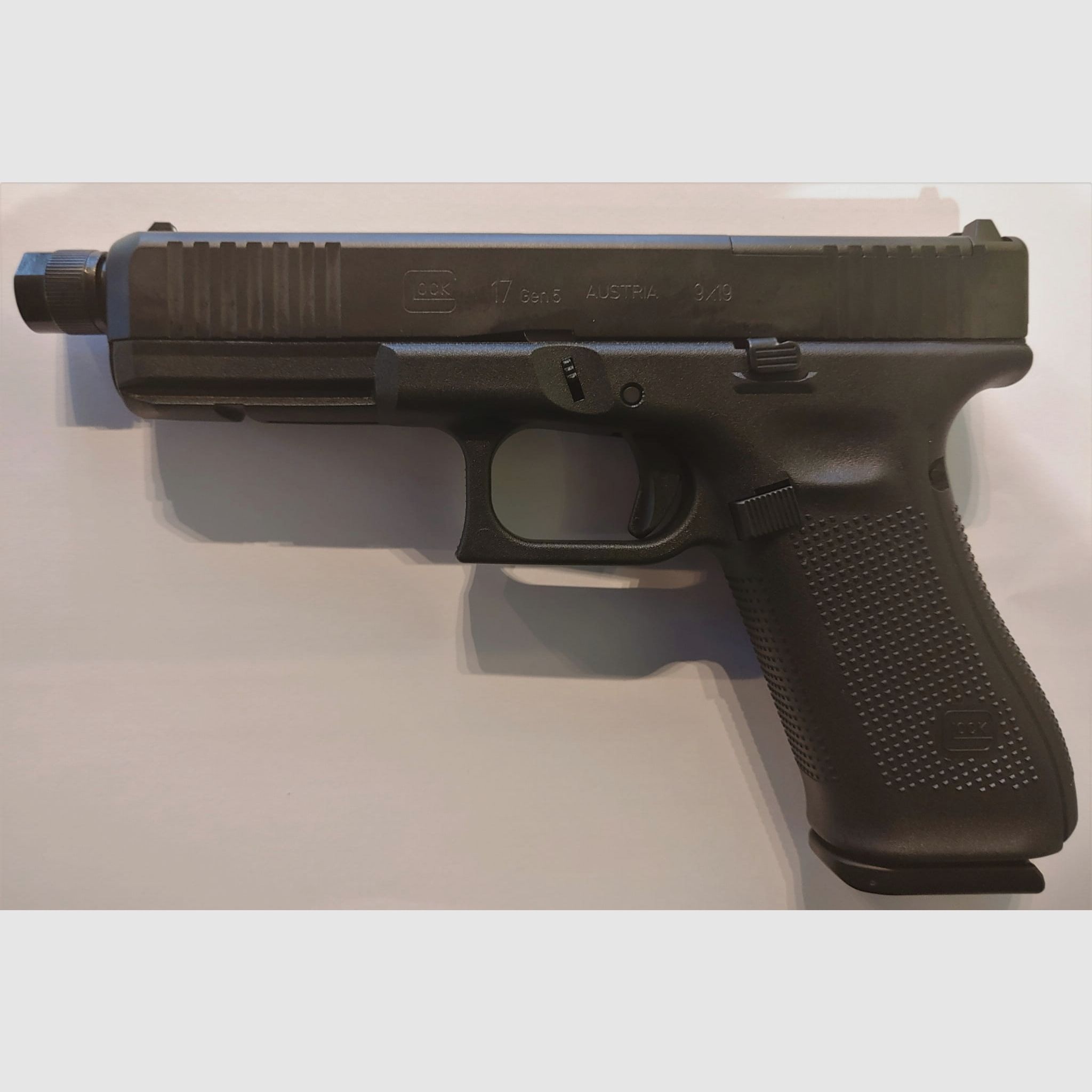 Pistola semiautomática Glock 17 gen. 5 MOS FS con rosca, cal. 9x19mm, imagen 1 de 2