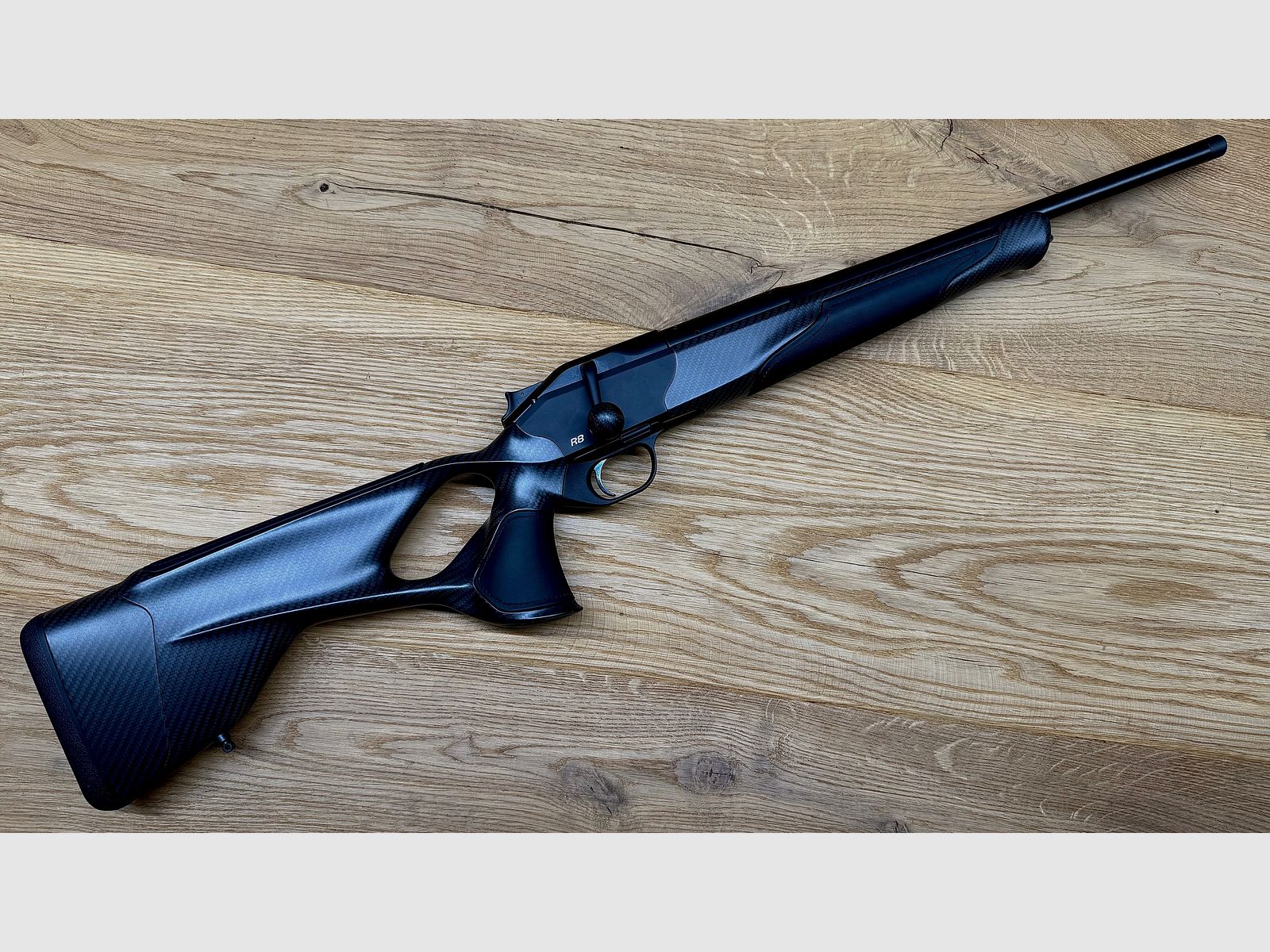 Blaser R8 Carbone Cuir noir / Déclencheur & chambre DLC / Avant en carbone / Logo argent / Poignée de chambre en carbone / Calibre & longueur de canon au choix