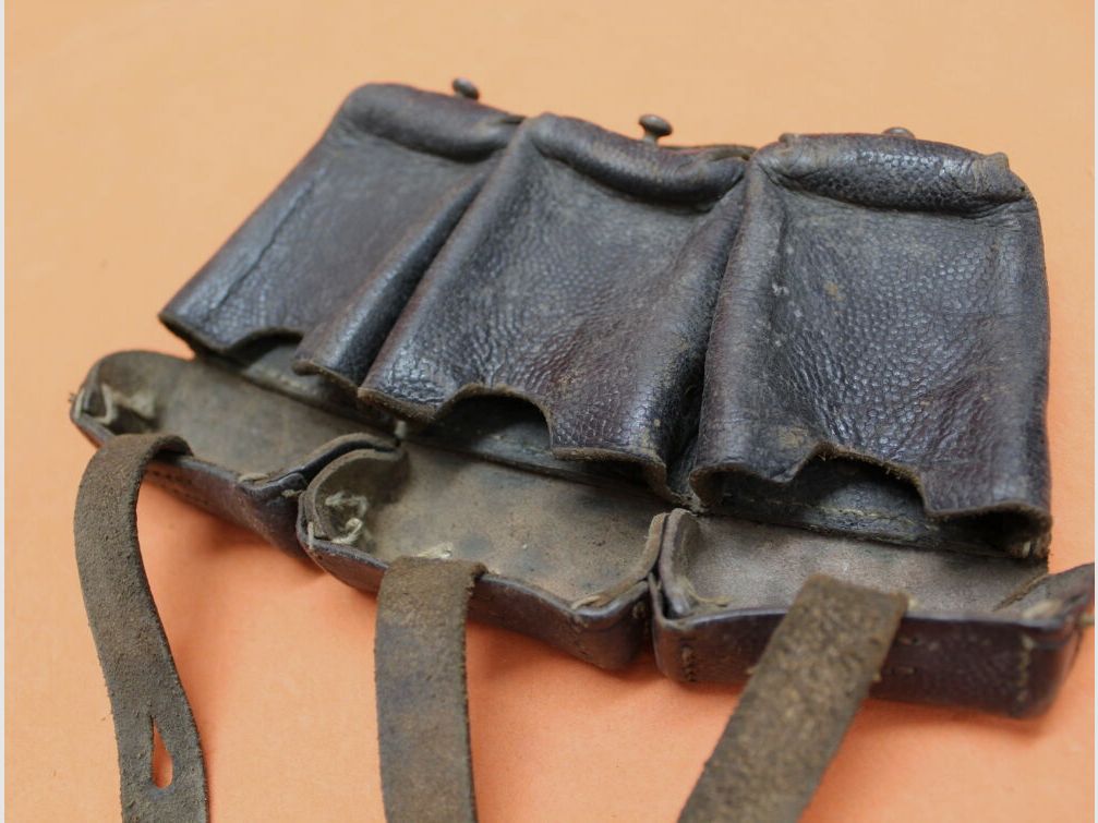 SURPLUS Mauser K98k: bolsa de cartuchos de cuero negro original de 3 compartimentos para cintas de carga. SURPLUS por ejemplo WK2/ BGS