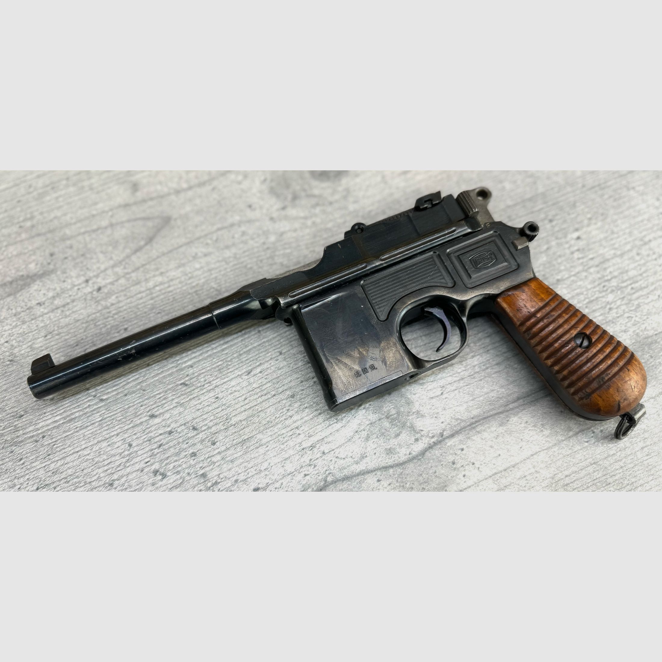 Mauser C96 + soporte de madera + funda de cuero + 1 cargador + varilla de limpieza
